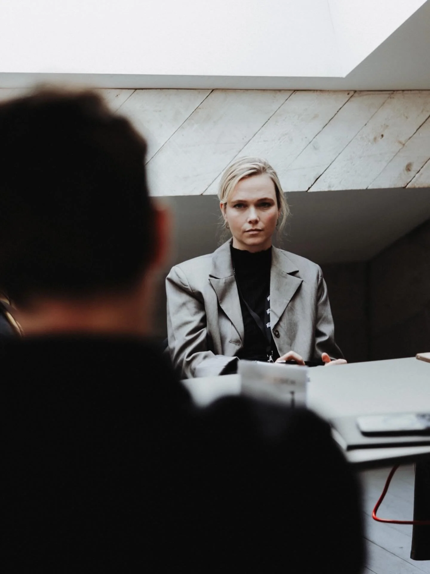 Design ist eine Form von F&uuml;hrung. Nicht laut und nicht aufgesetzt, sondern pr&auml;zise und wirksam. Eine Marke ist kein visuelles Add-on und auch kein &auml;sthetisches Upgrade, sie ist die sichtbare Entscheidung daf&uuml;r, welche Rolle du im 