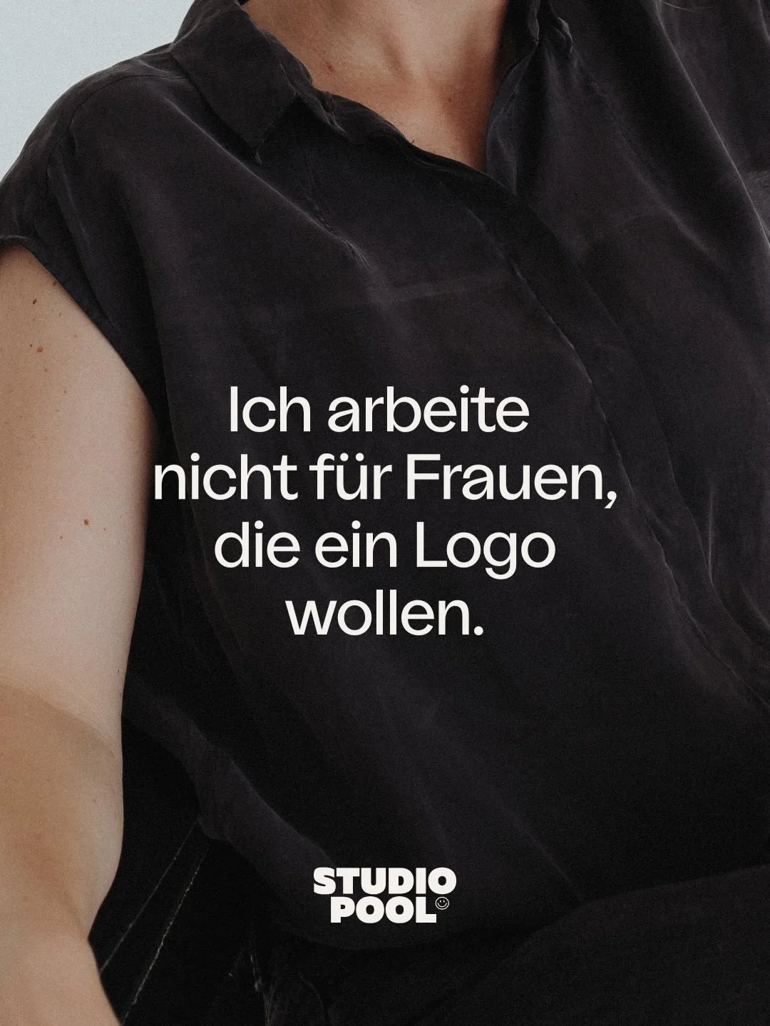 Sichtbar werden hei&szlig;t f&uuml;r mich nicht, lauter zu sein oder sich zu inszenieren. Es hei&szlig;t, die eigene Qualit&auml;t ernst zu nehmen und ihr einen Rahmen zu geben, der tr&auml;gt.

Wenn deine Arbeit Substanz hat, darf dein Design das ze