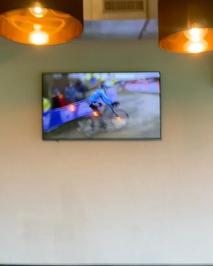 Wist u dat onze feestzaal een smart TV heeft? Ideaal dus voor bedrijven. Zo wordt  Huis Renet een ideale vergaderlocatie met een rustige en groene omgeving! 👀 #businesslunch #vergaderlocatie #vergaderen #vergaderruimte