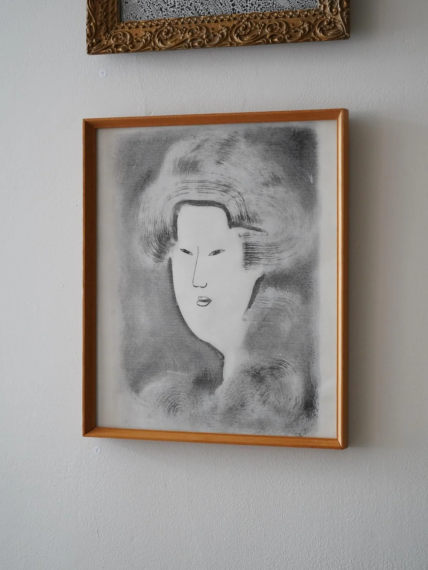 𝙰𝚟𝚊𝚒𝚕𝚊𝚋𝚕𝚎 (𝚕𝚒𝚗𝚔 𝚒𝚗 𝚋𝚒𝚘). Ukiyo-e Woman 8. This is from a series of monoprints, stylised and mask-like which felt less like portraits and more like symbols, letting me focus on the process: the gestures pushing and pulling between wo
