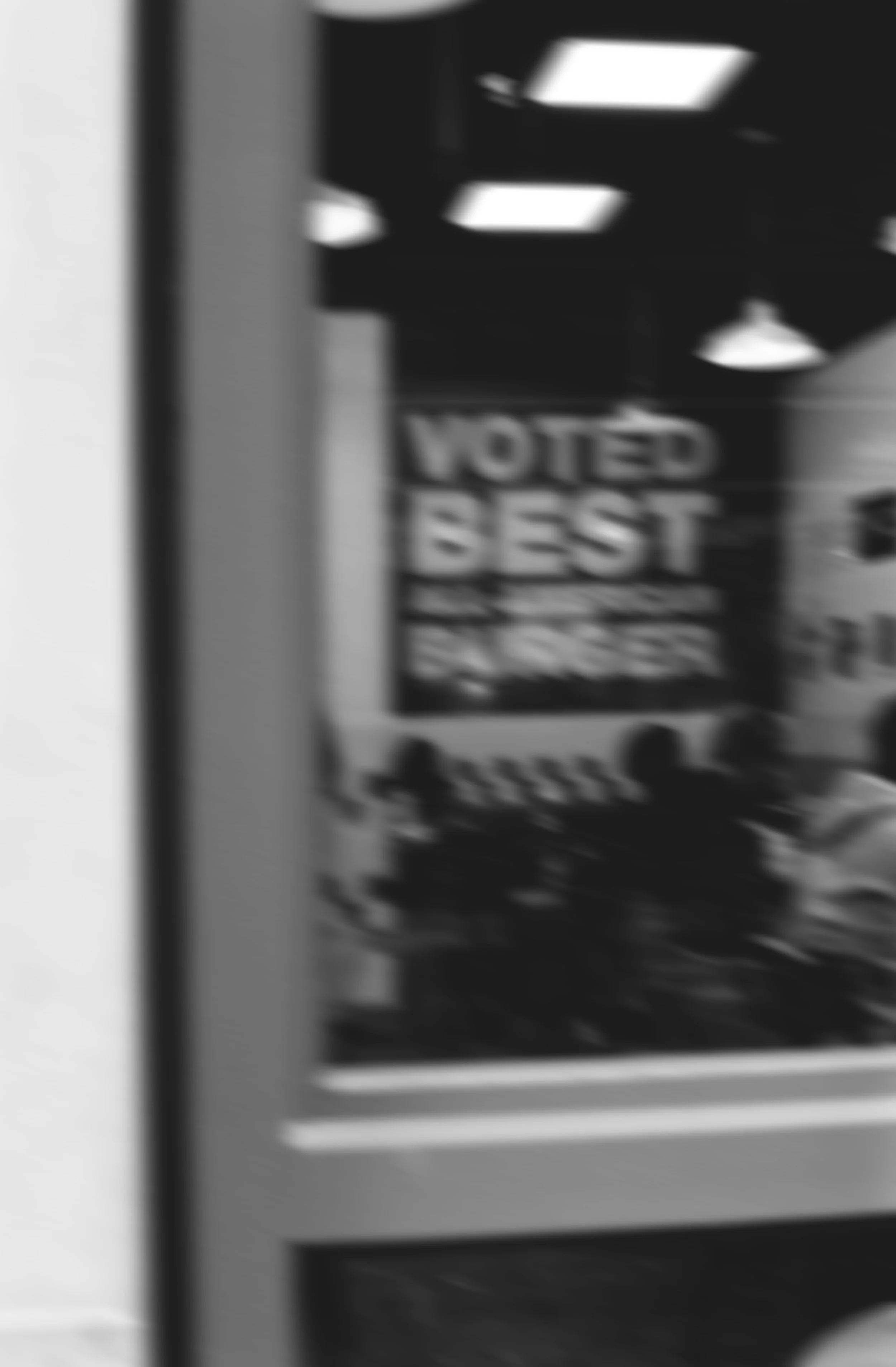 Image floue montrant un panneau ou une publicité avec le texte 'BURGER' et 'BEST'. Editorial