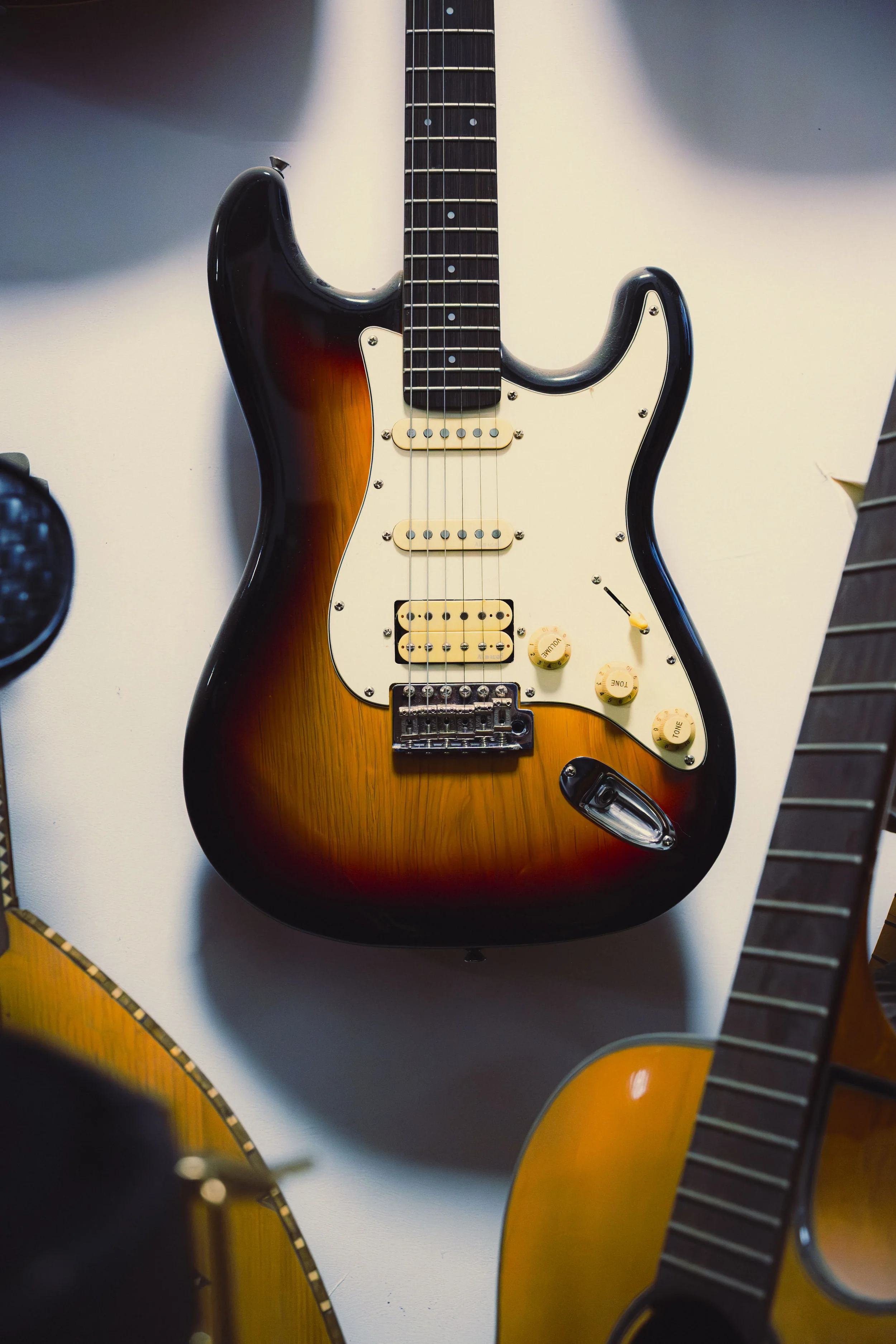 Photo en couleur d'une guitare électrique. Reportage