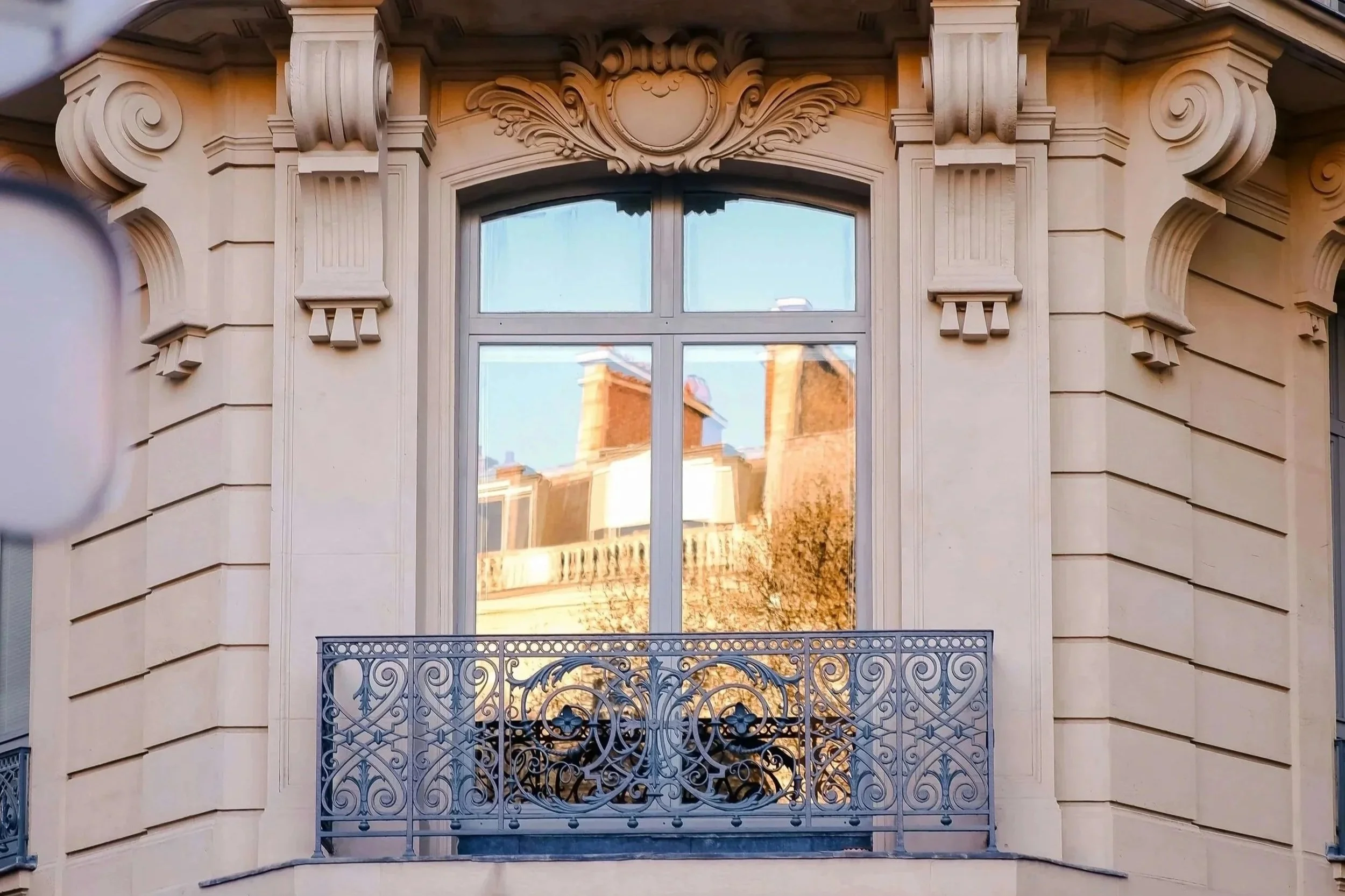 Nettoyage de vitres professionnel à Paris : ce qu'il faut savoir avant de choisir son prestataire