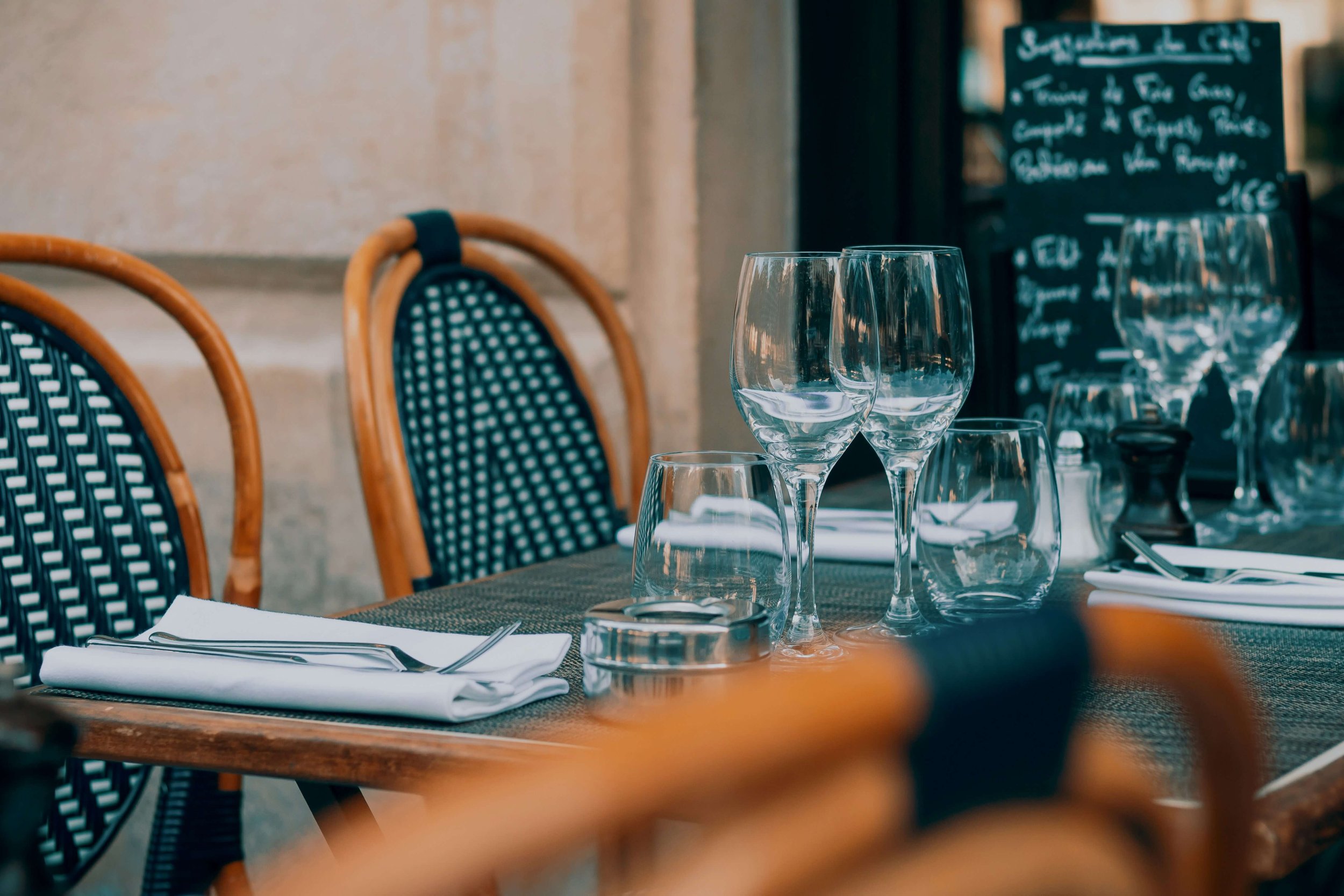 Nettoyage de salle de restaurant à Paris : sols, vitres et sanitaires avant chaque service