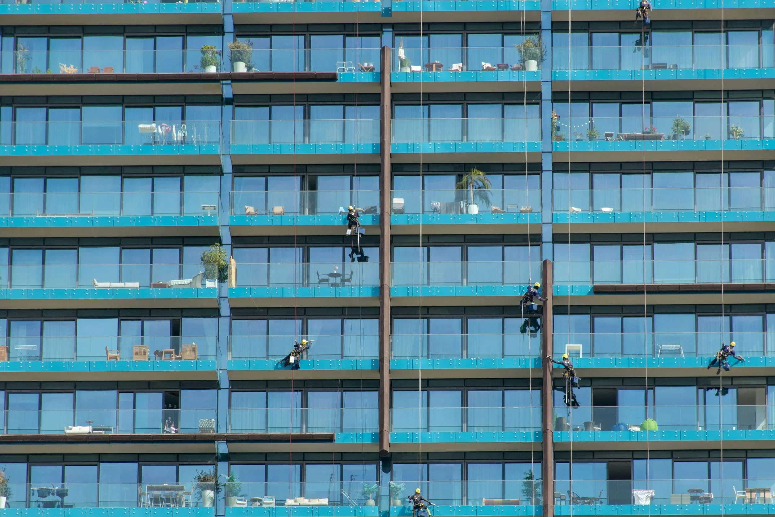 Nettoyage des miroirs et vitres d'entreprise à Paris : ce que vous devez savoir