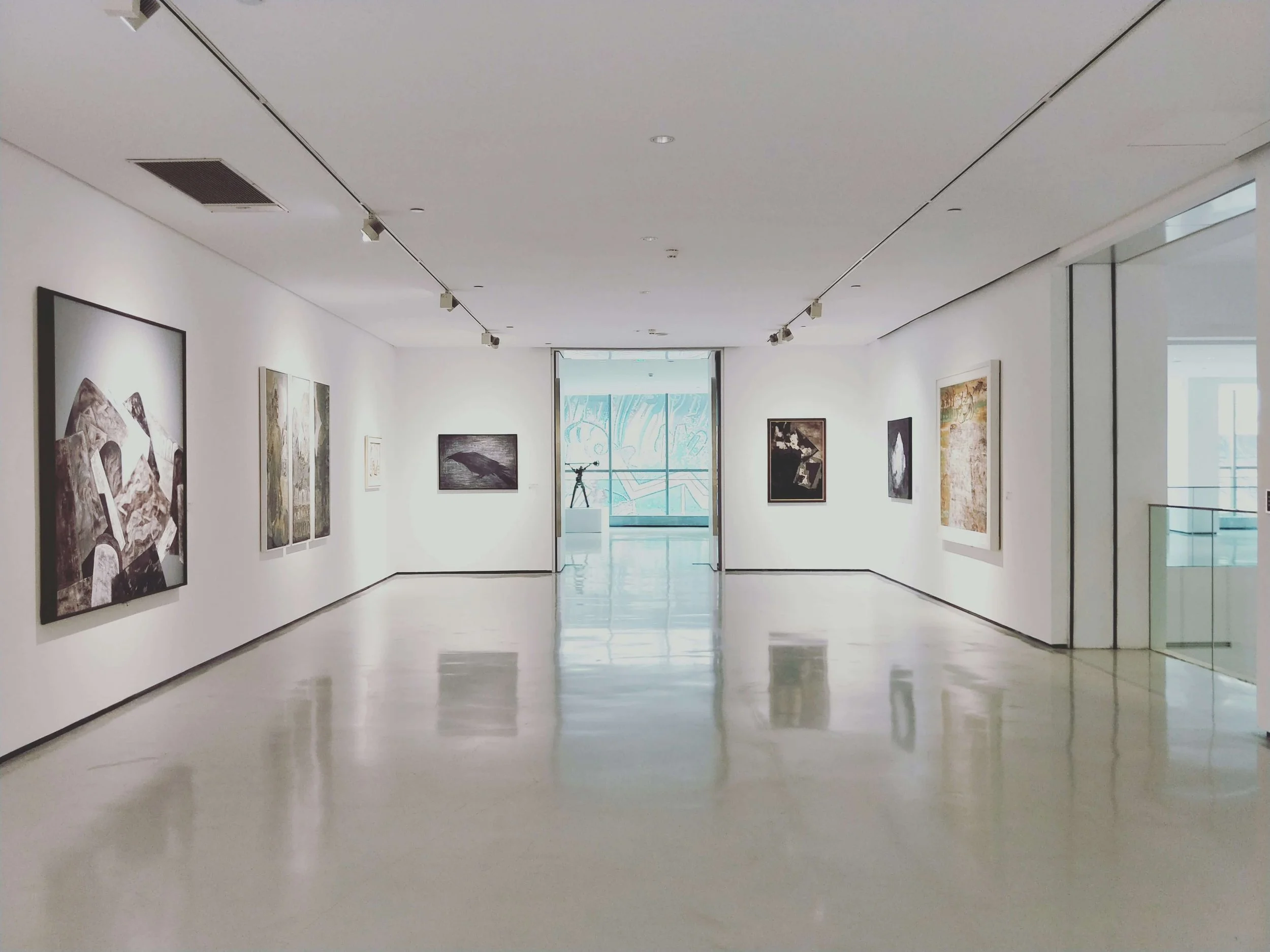 Nettoyage de galerie d'art à Paris en 2026 : sols, vitrines et œuvres, ce qu'il faut savoir