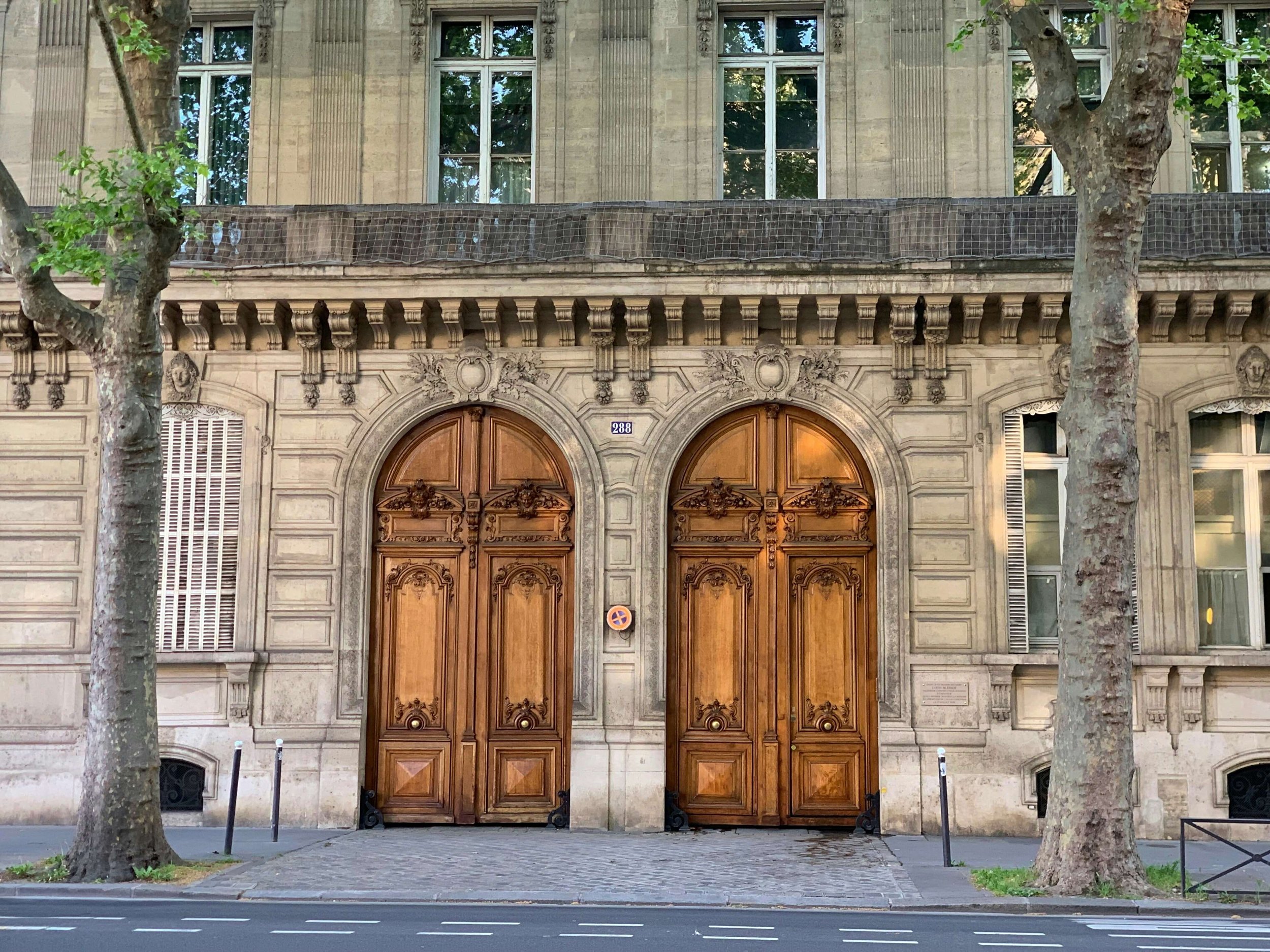 Gardien d'immeuble ou entreprise de nettoyage : que choisir pour votre copropriété parisienne en 2026 ?