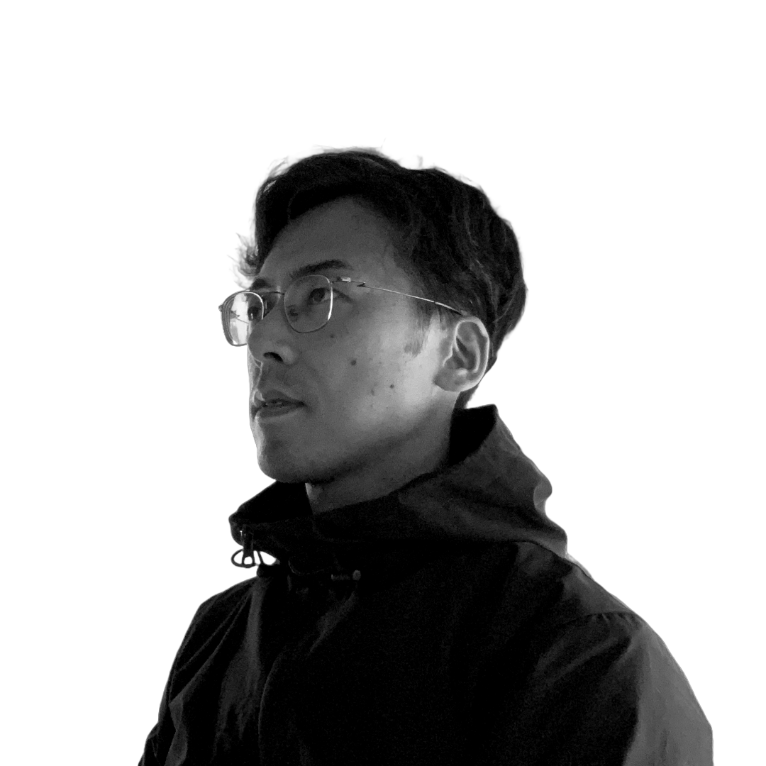 男性がジャケットを着て横を向いている白黒の写真。