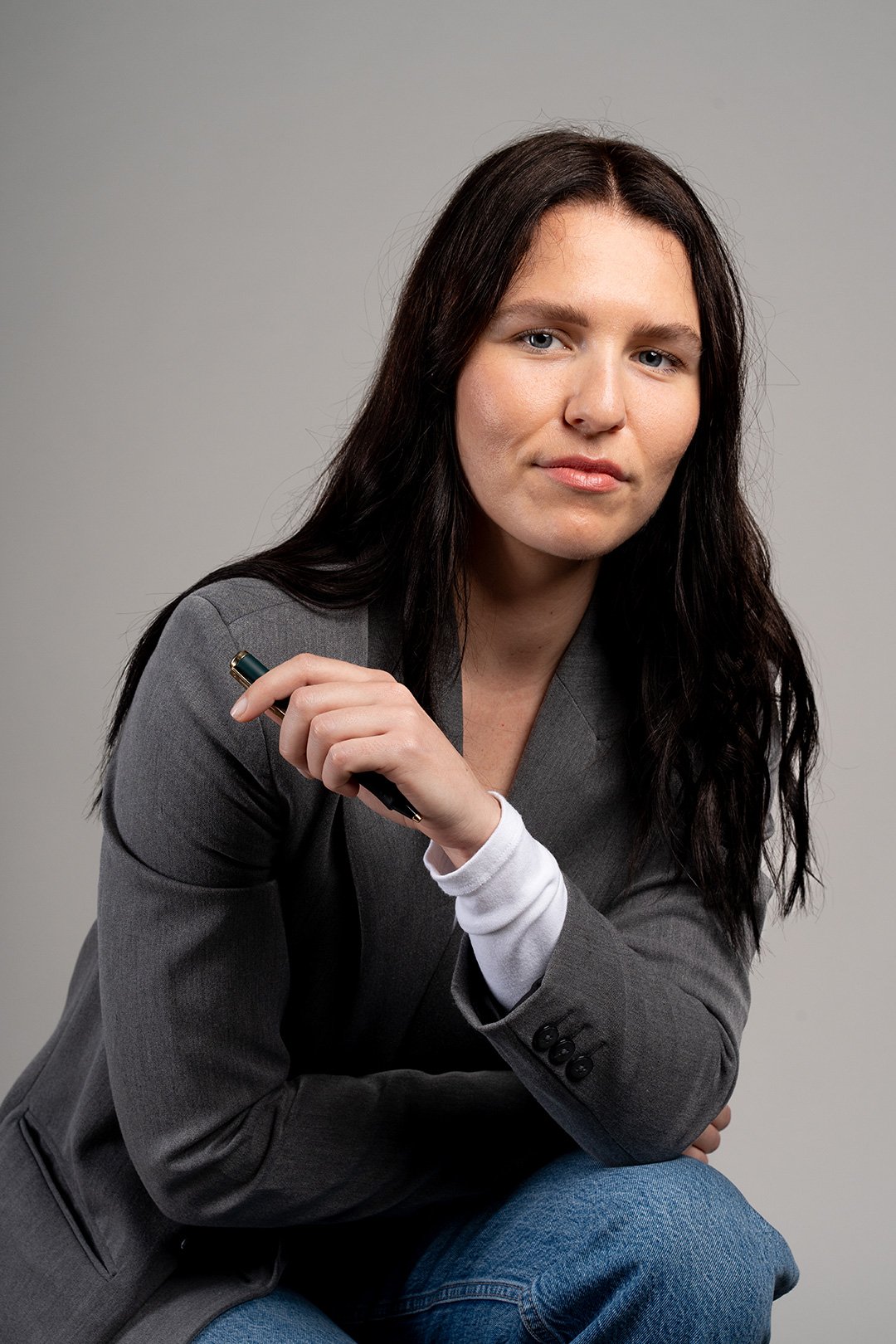 Mitarbeiterportraits-Frau-sitzend.jpg