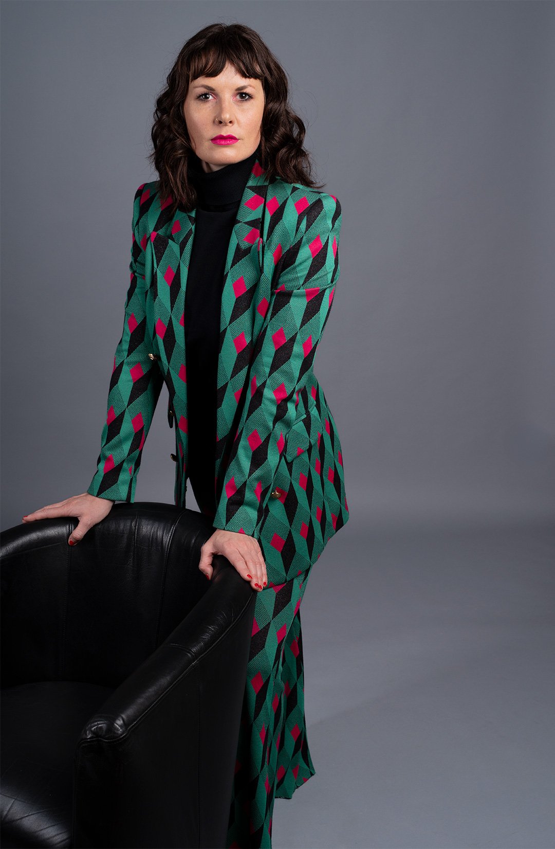 CEO-Portraits-Frau-in-Anzug-stehend.jpg