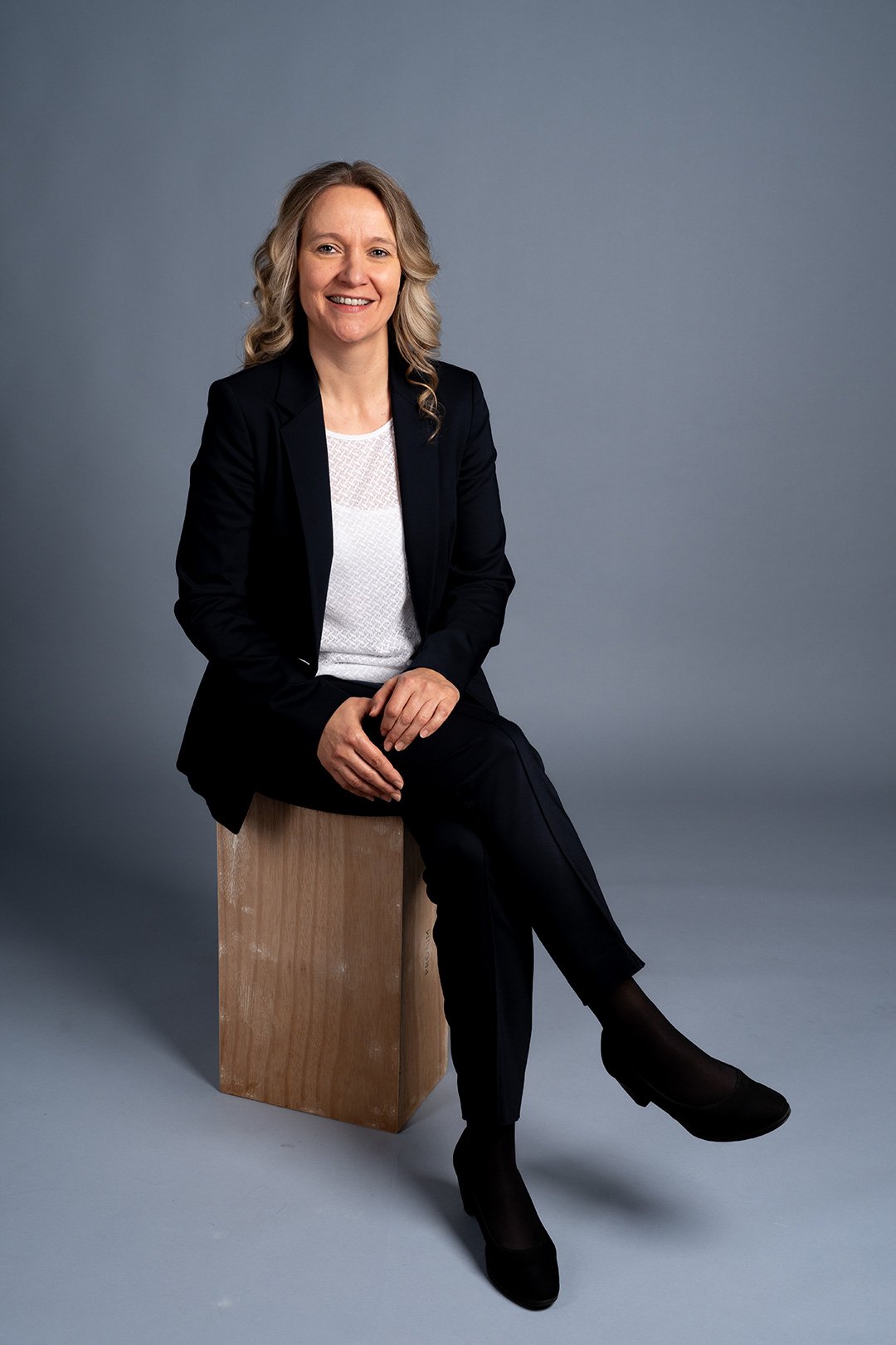CEO-Portrait-Frau-sitzend.jpg