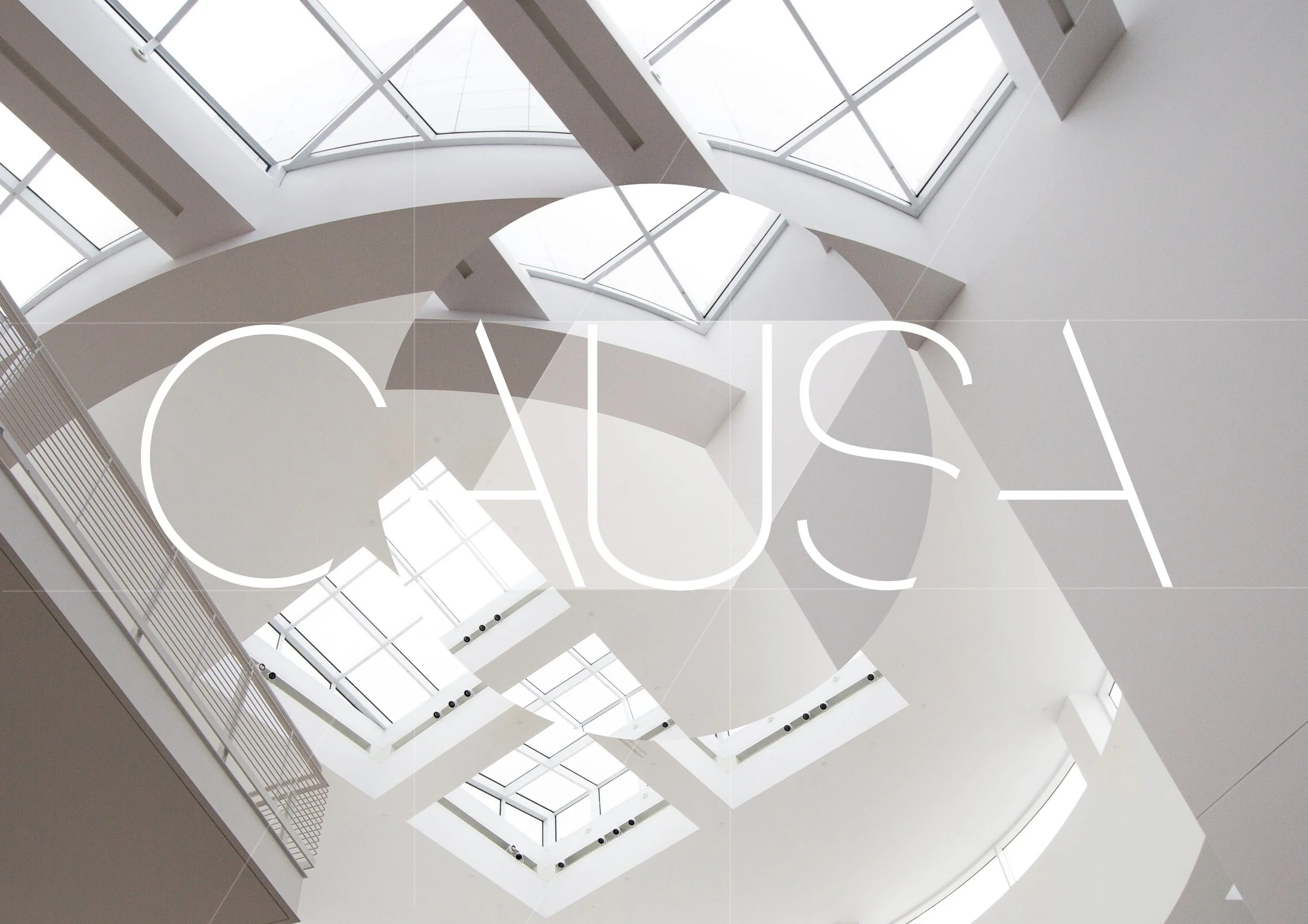 Moderne Architektur mit geometrischen Formen und großen Fenstern, überlagert mit dem Schriftzug "CAUSH" in weißer Schrift.