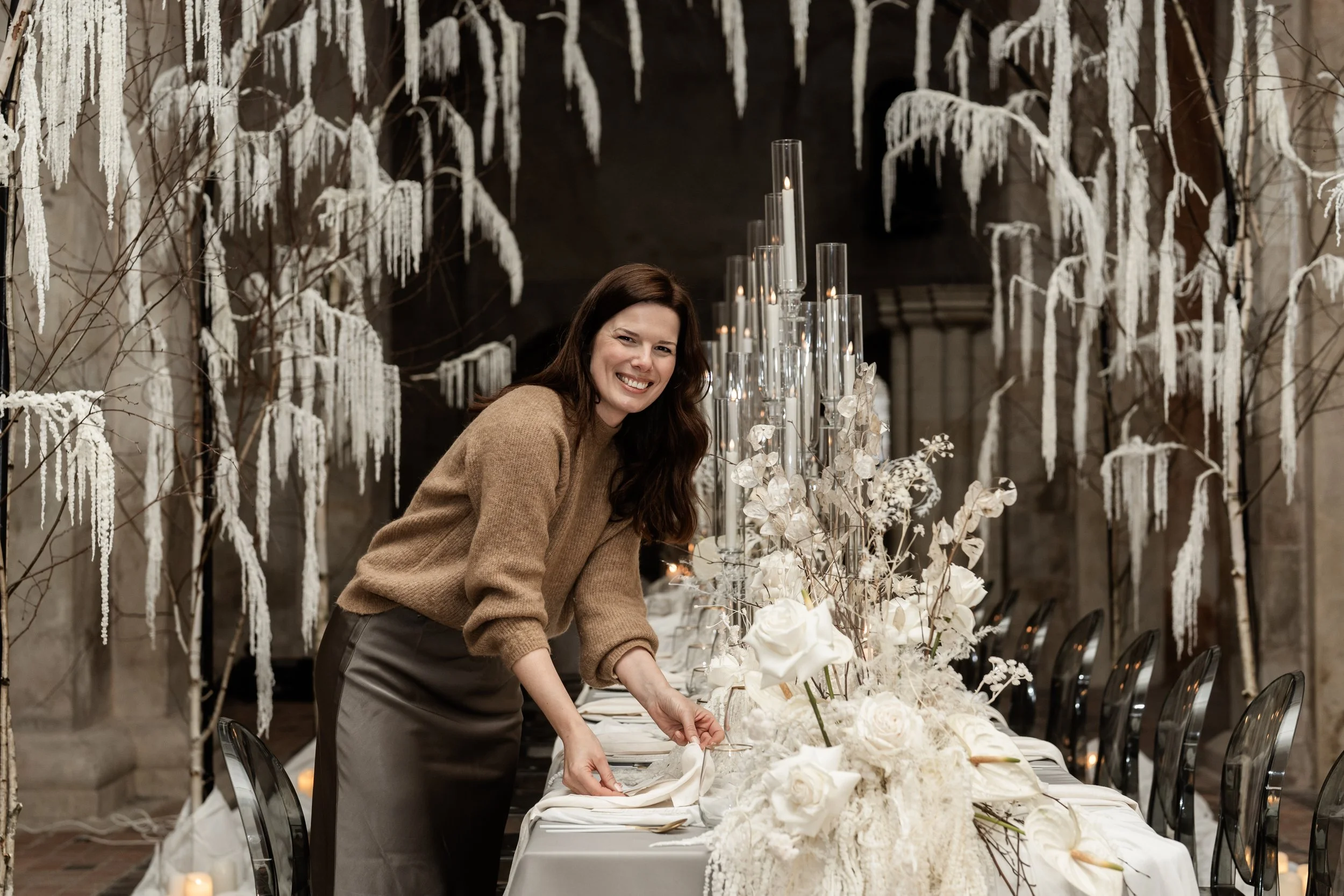 Nadine Winkelmann Hochzeitsplanerin bei der Arbeit am Tisch mit Deko