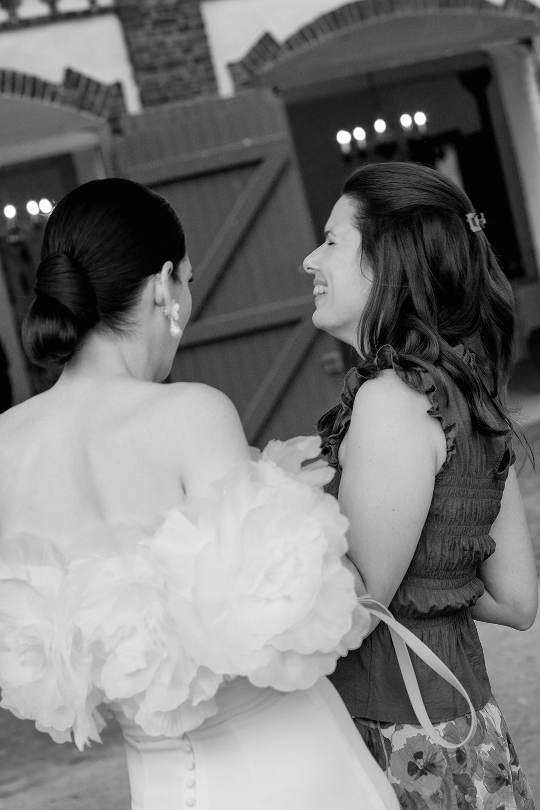 Nadine im Gespräch mit einer Braut und viel Freude am Lachen