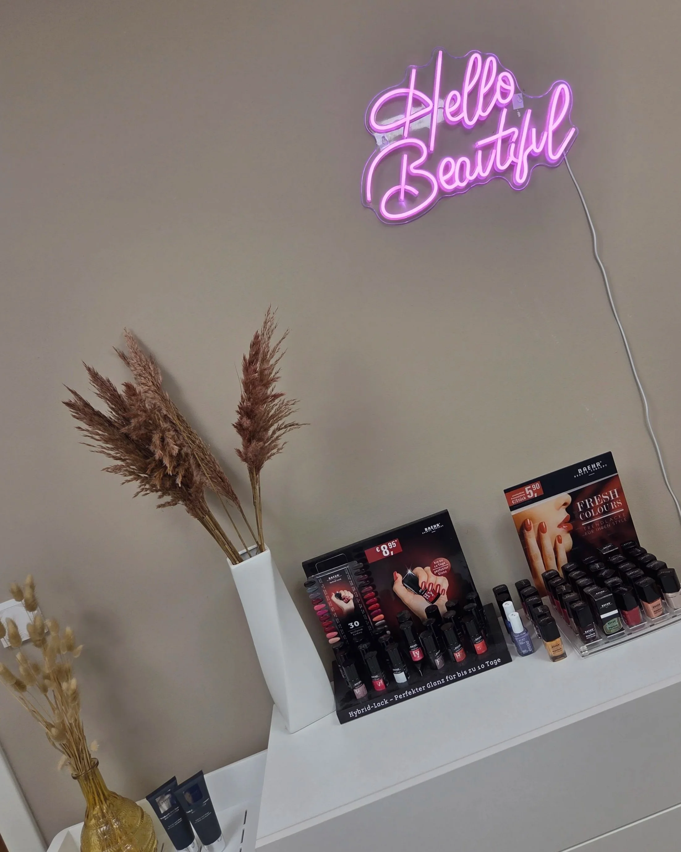 Kosmetikstudio Stabel Daniela Danel Hello Beautiful Studio Schrank mit Produkten