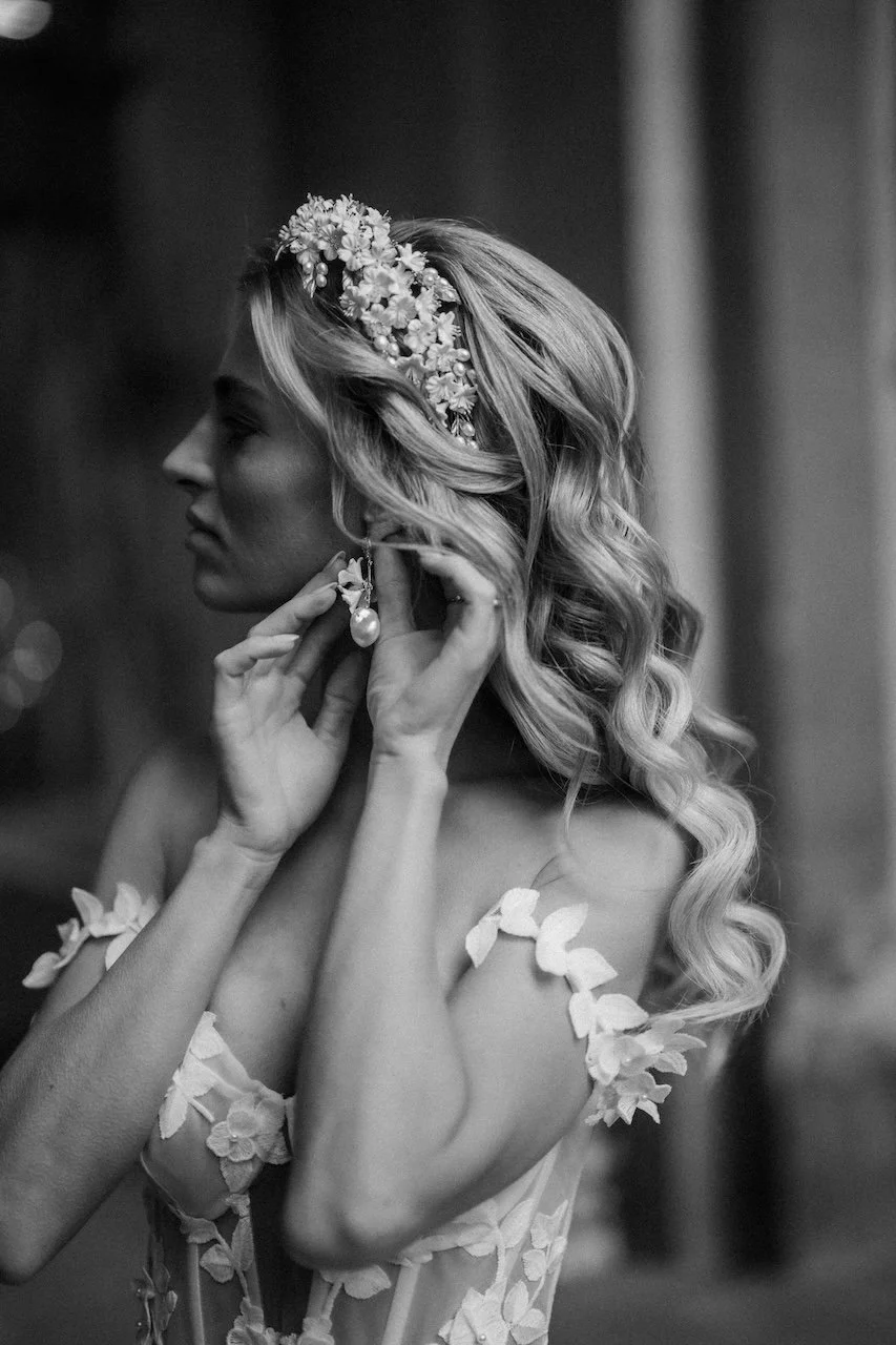 Braut zieht ohrring an.jpg