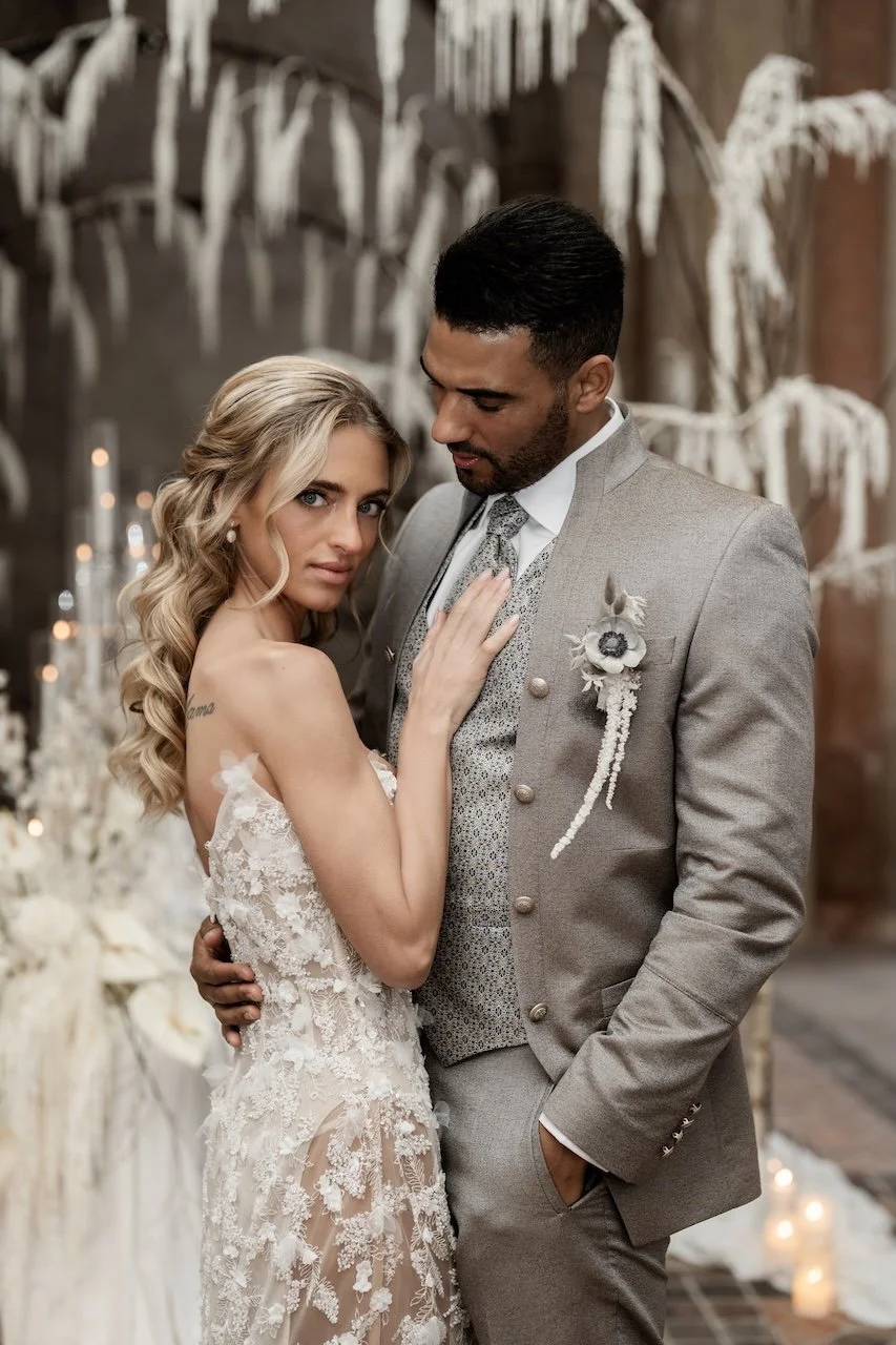 Brautpaar mit Brautstyling im Kleid von Galia Lahav exklusiv
