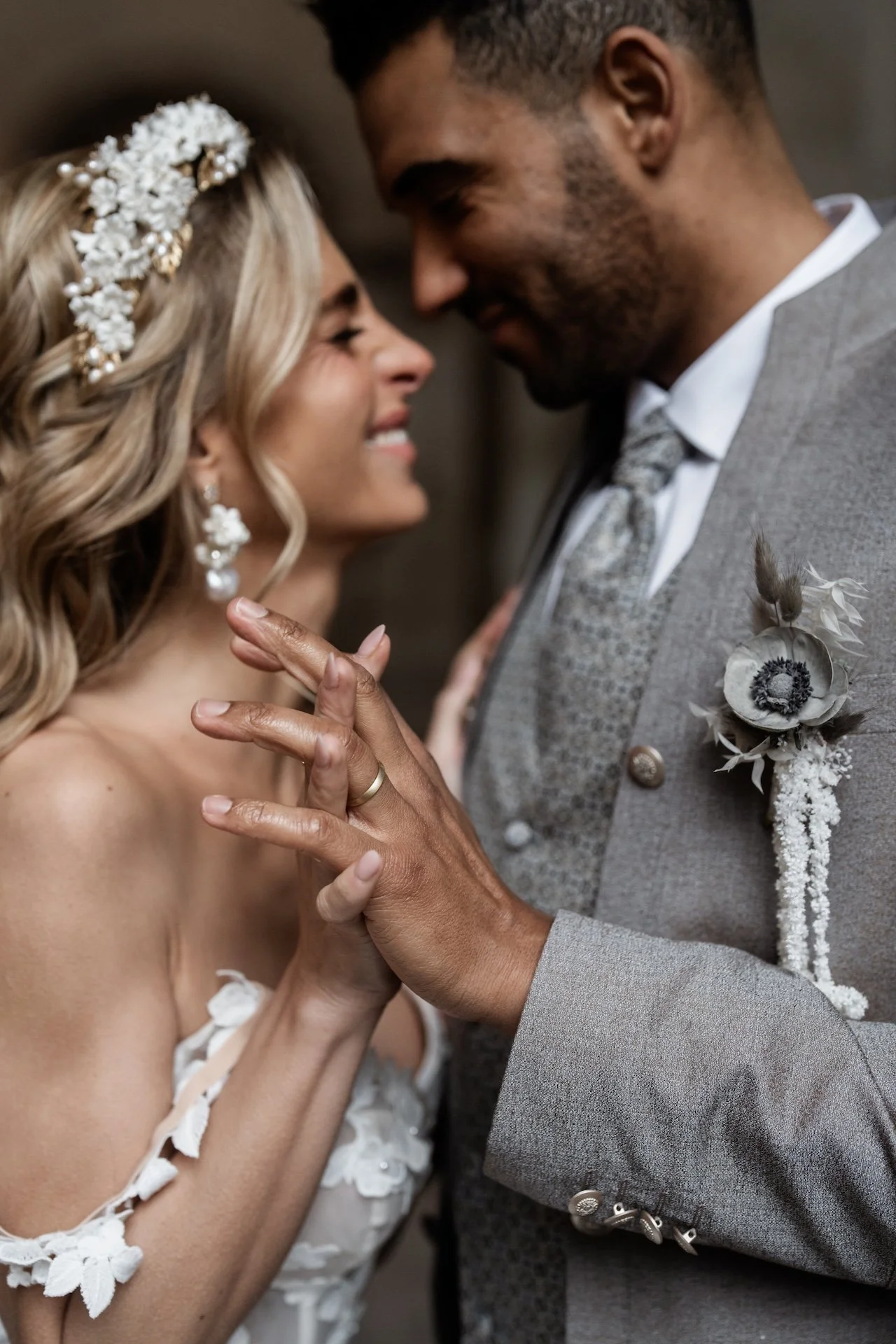 Brautpaar Braut lächelnd mit Eheringen und exklusivem Brautstyling