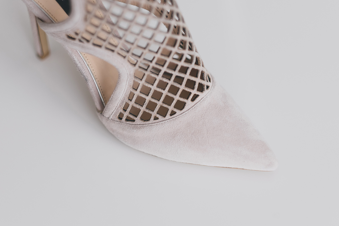 Beiger Schuh mit Netzdesign auf hellem Hintergrund