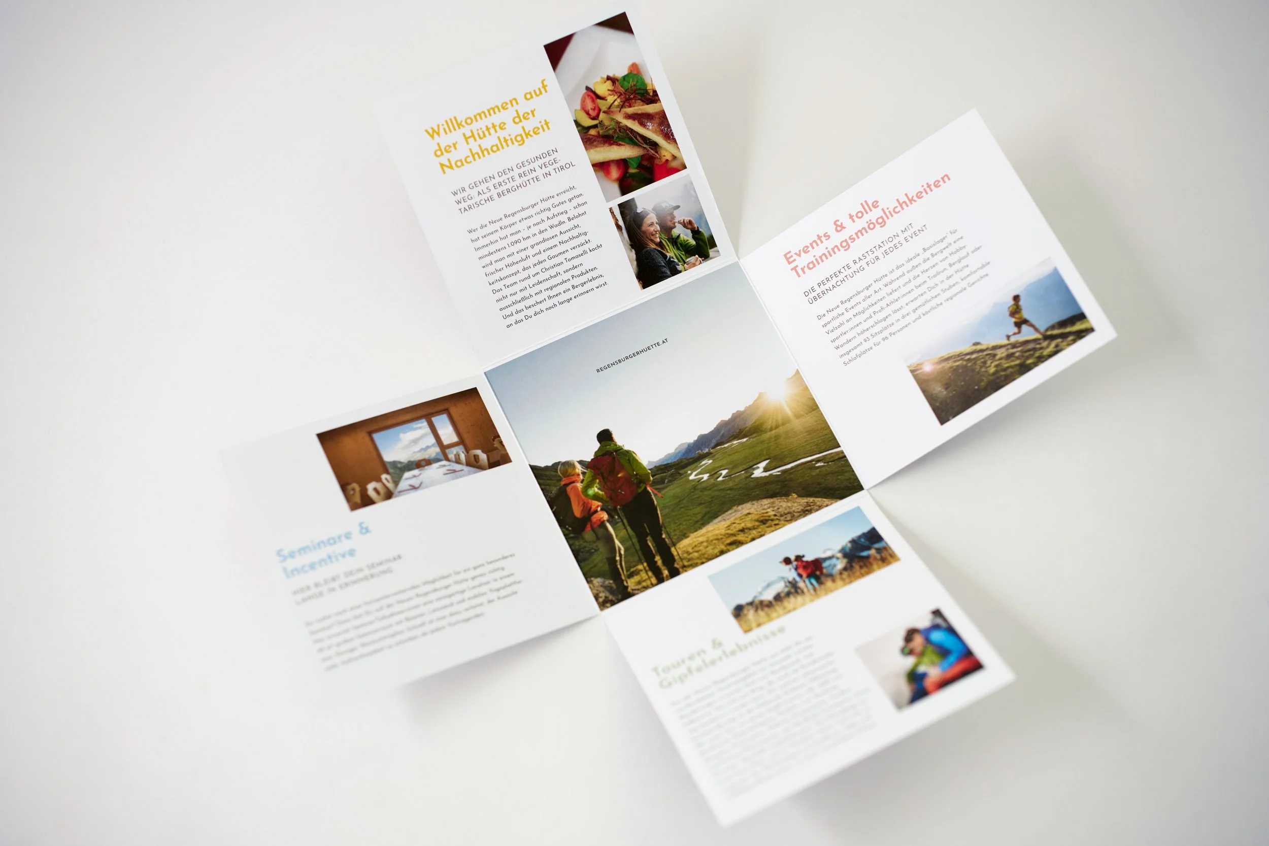 Aufgeklappte Broschüre mit Texten und Bildern zu Nachhaltigkeit, Veranstaltungen, Training, Seminaren und Touren. Enthält Bilder von Wandern und Natur.