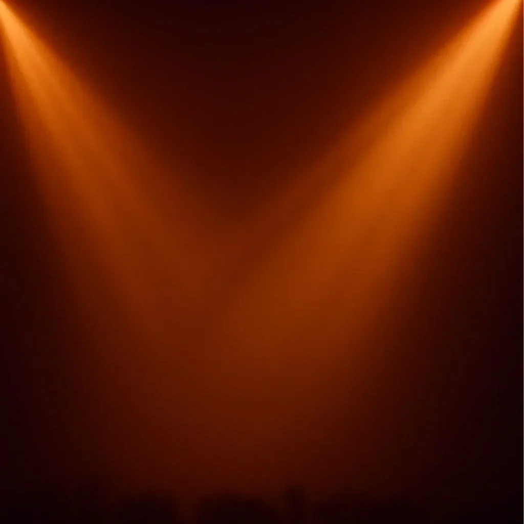 Jeu de lumières sur scène, représentant la collaboration et la synergie entre artistes.