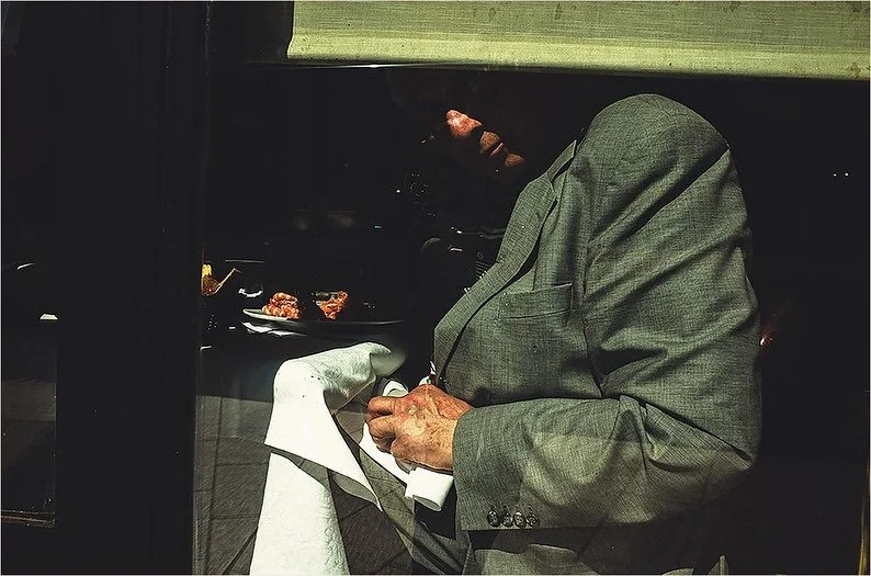 Les jours tendres du printemps sous les premiers rayons. 
#streetphotography #paris #ricohgr2 #fujifilm #cinematographer