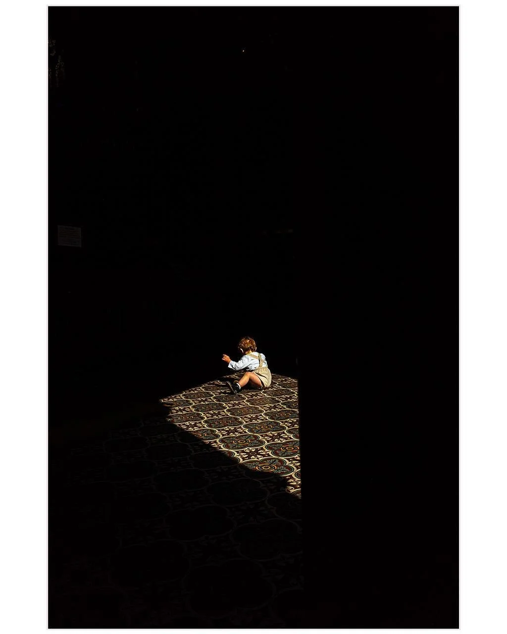 À la lisière du sacré, j’ai observé un enfant jouant au pas de la porte d’une église. 1 - 2 ou 3 ? 
#streetphotography #paris #ricohgr2 #fujifilm #cinematography