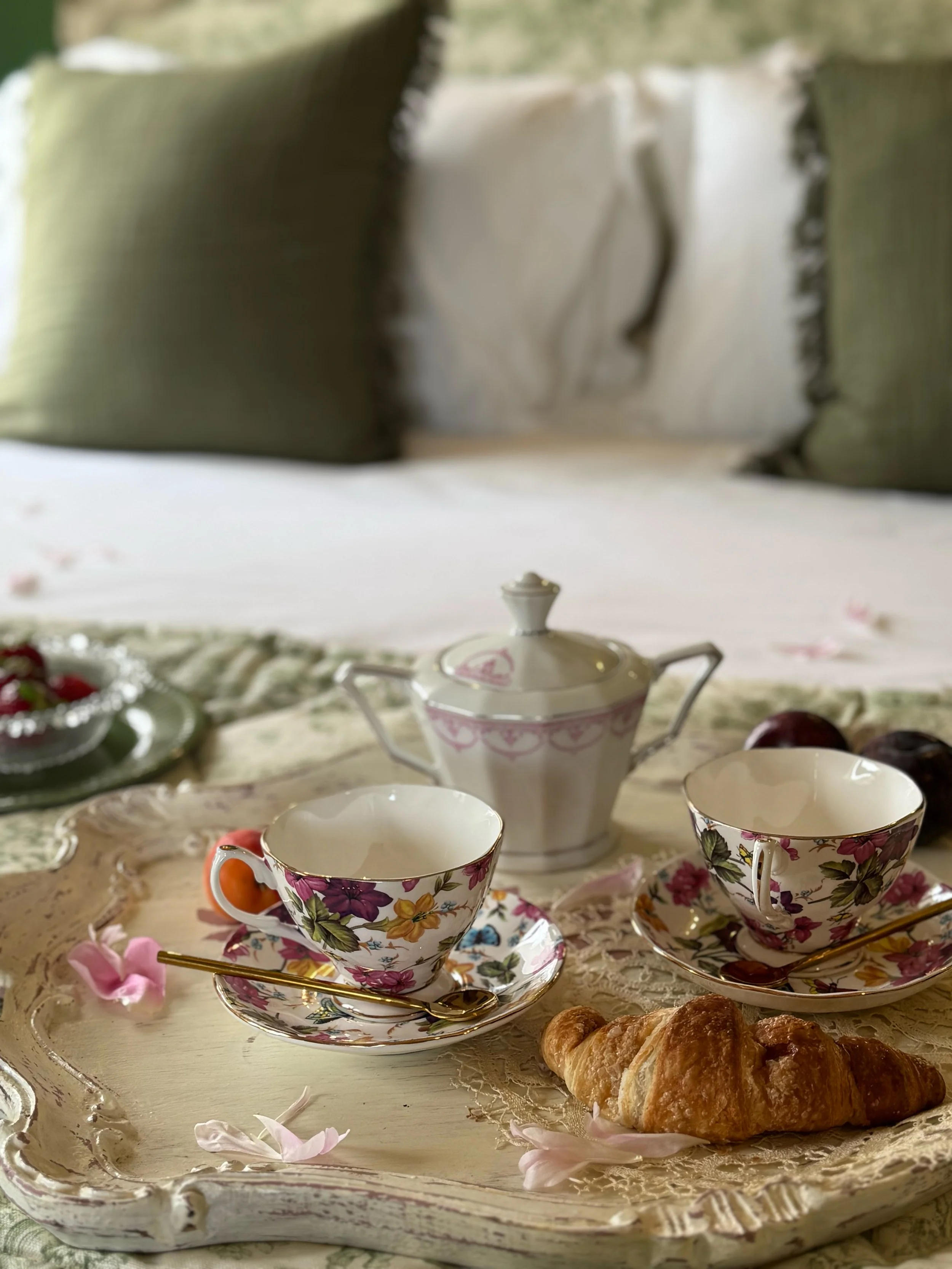 Ricca colazione a letto, in una camera elegante e sofisticata