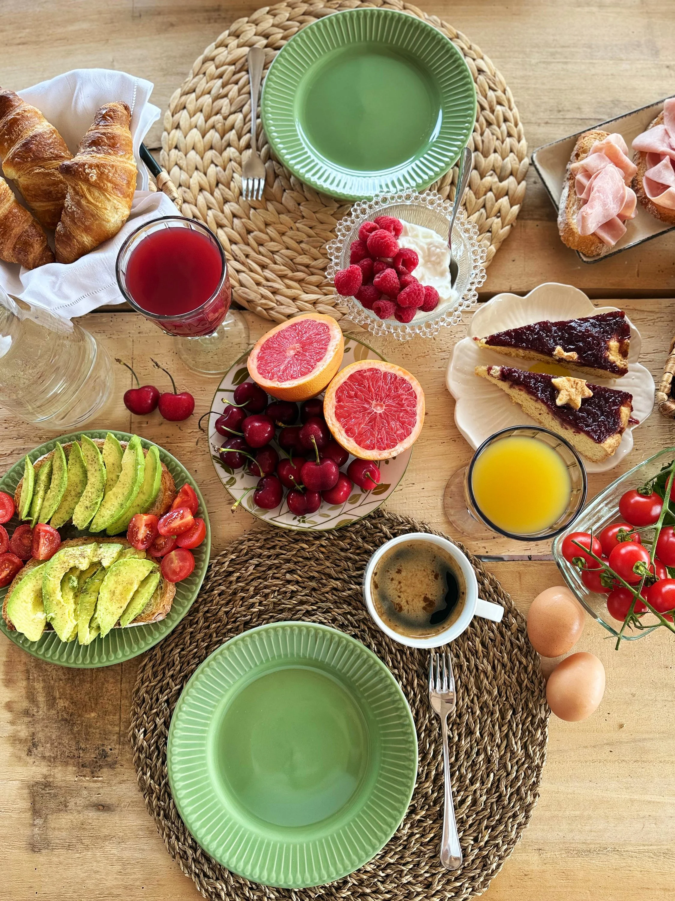 Ricca colazione all'italiana, con frutta, bruschette e crostata