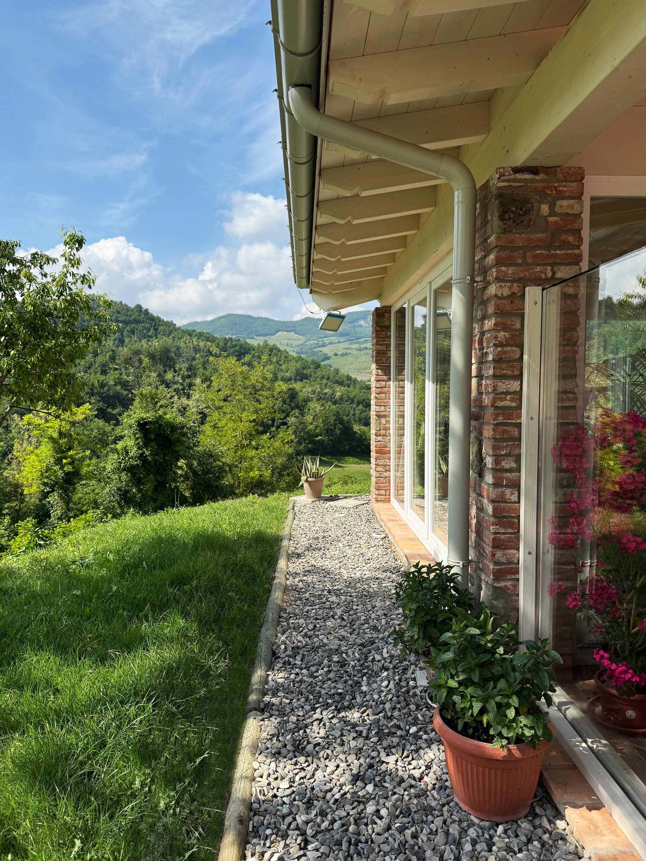 Veranda soleggiata esterna con vista sulle colline
