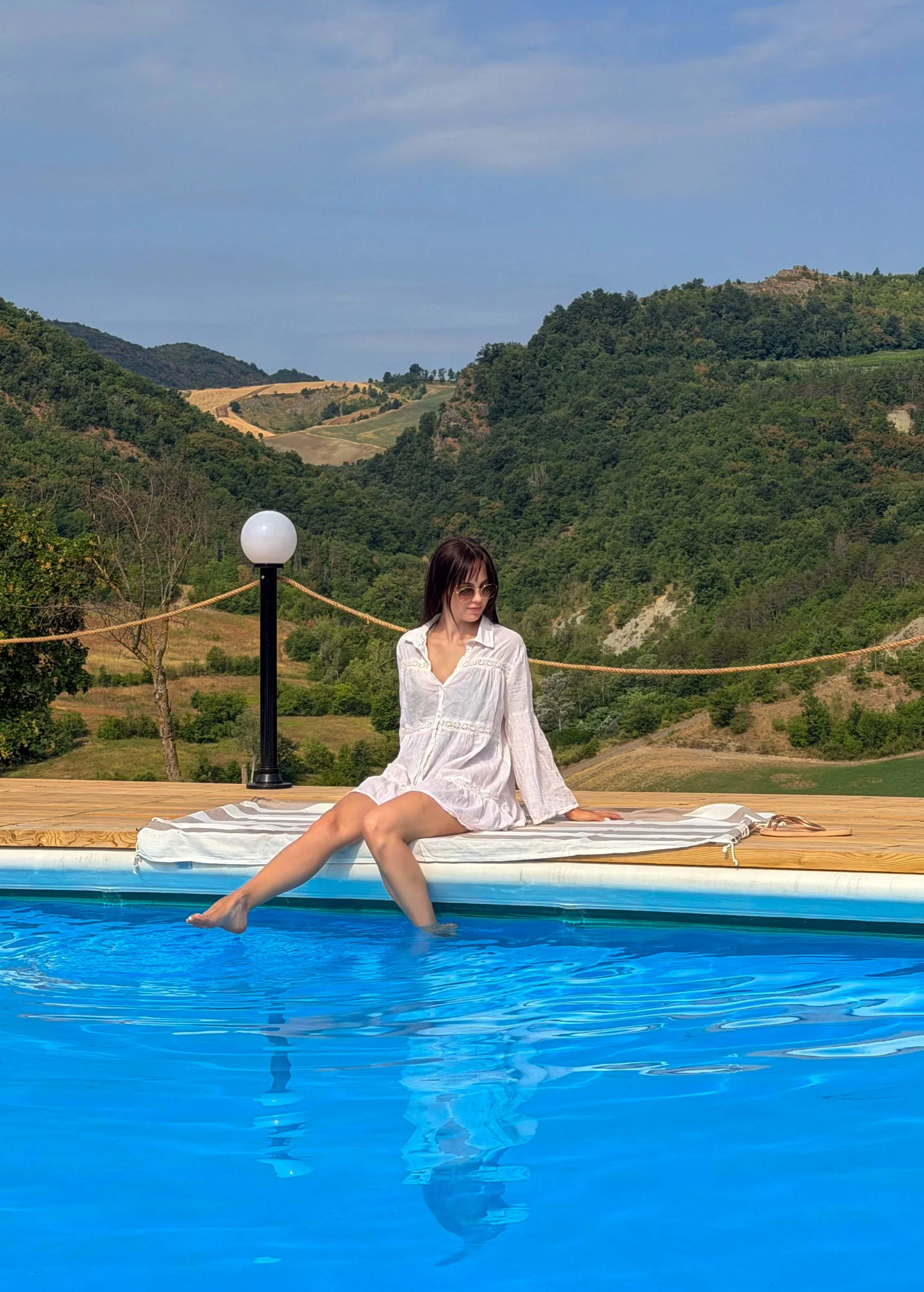 Piscina immersa nel verde della valle, tra pace e tranquillità