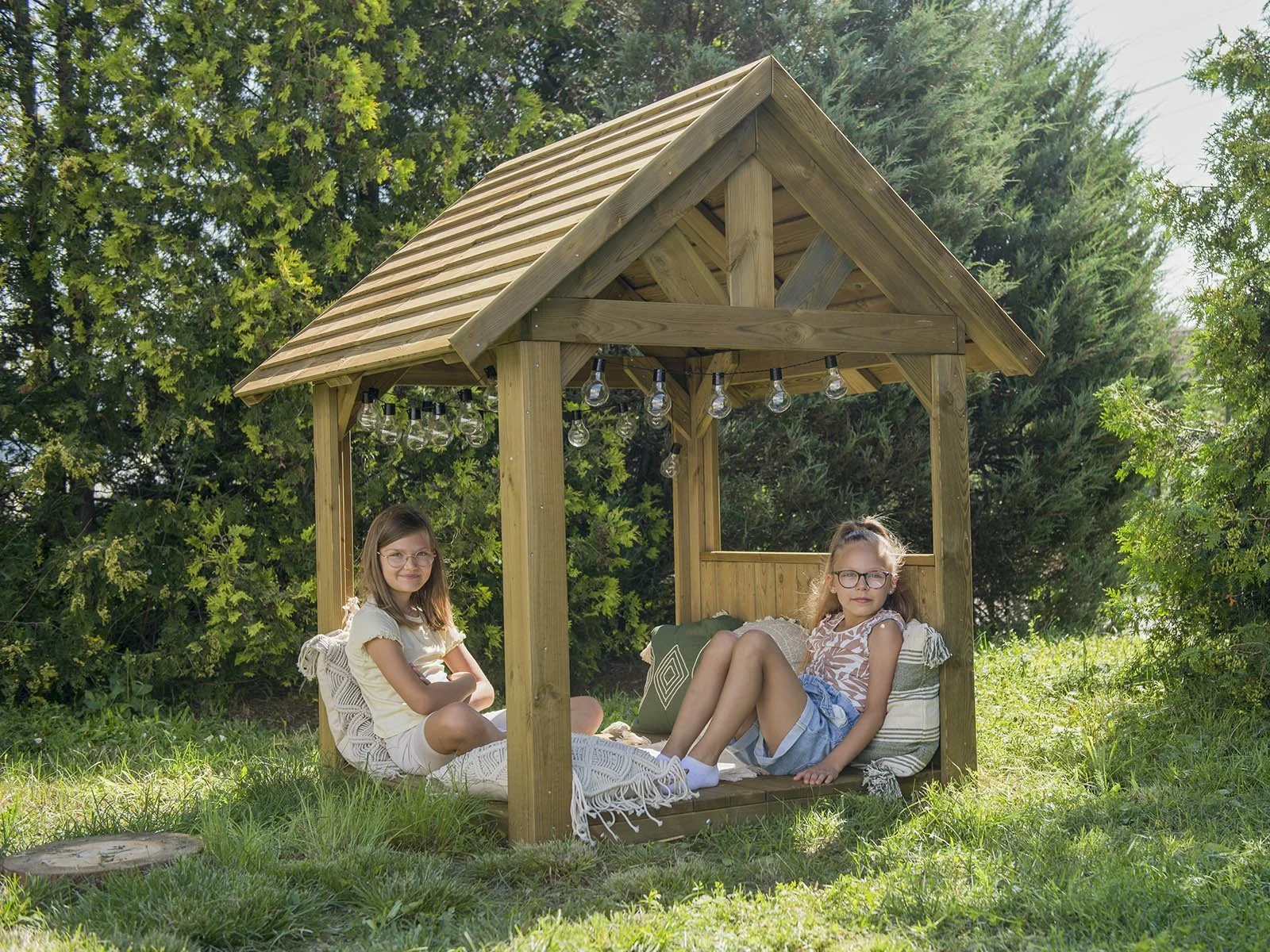 Natural wooden lattice playhouse made of impregnated pine wood, designed for children aged 1–5 for calm play, rest, and outdoor learning.