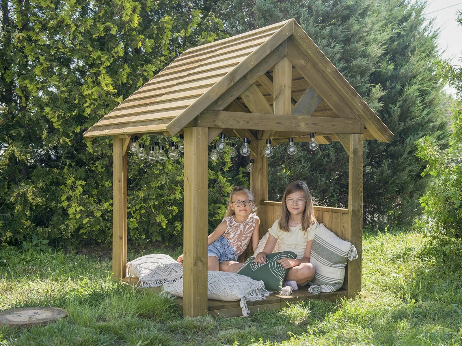 Natural wooden lattice playhouse made of impregnated pine wood, designed for children aged 1–5 for calm play, rest, and outdoor learning.
