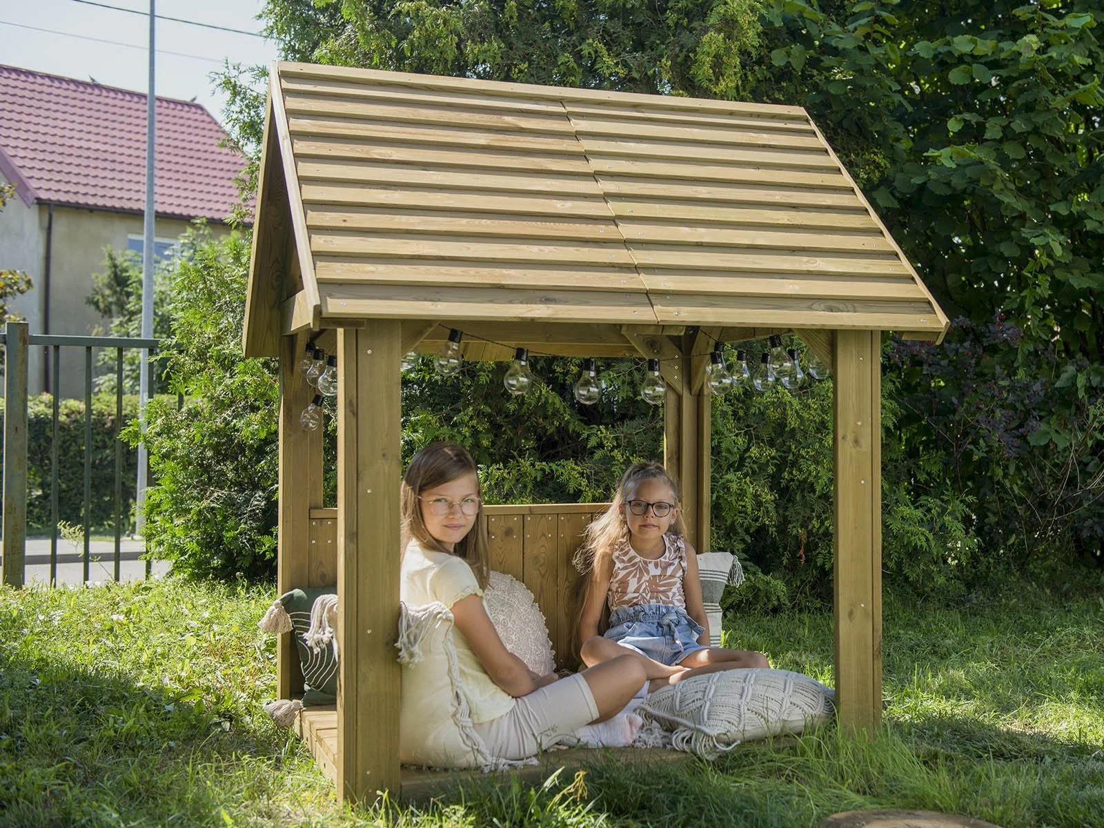Natural wooden lattice playhouse made of impregnated pine wood, designed for children aged 1–5 for calm play, rest, and outdoor learning.