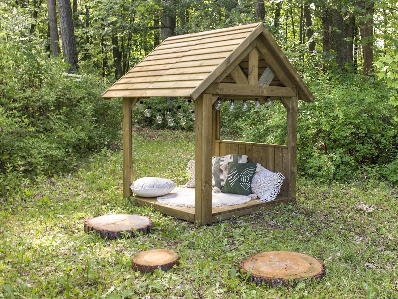 Natural wooden lattice playhouse made of impregnated pine wood, designed for children aged 1–5 for calm play, rest, and outdoor learning.