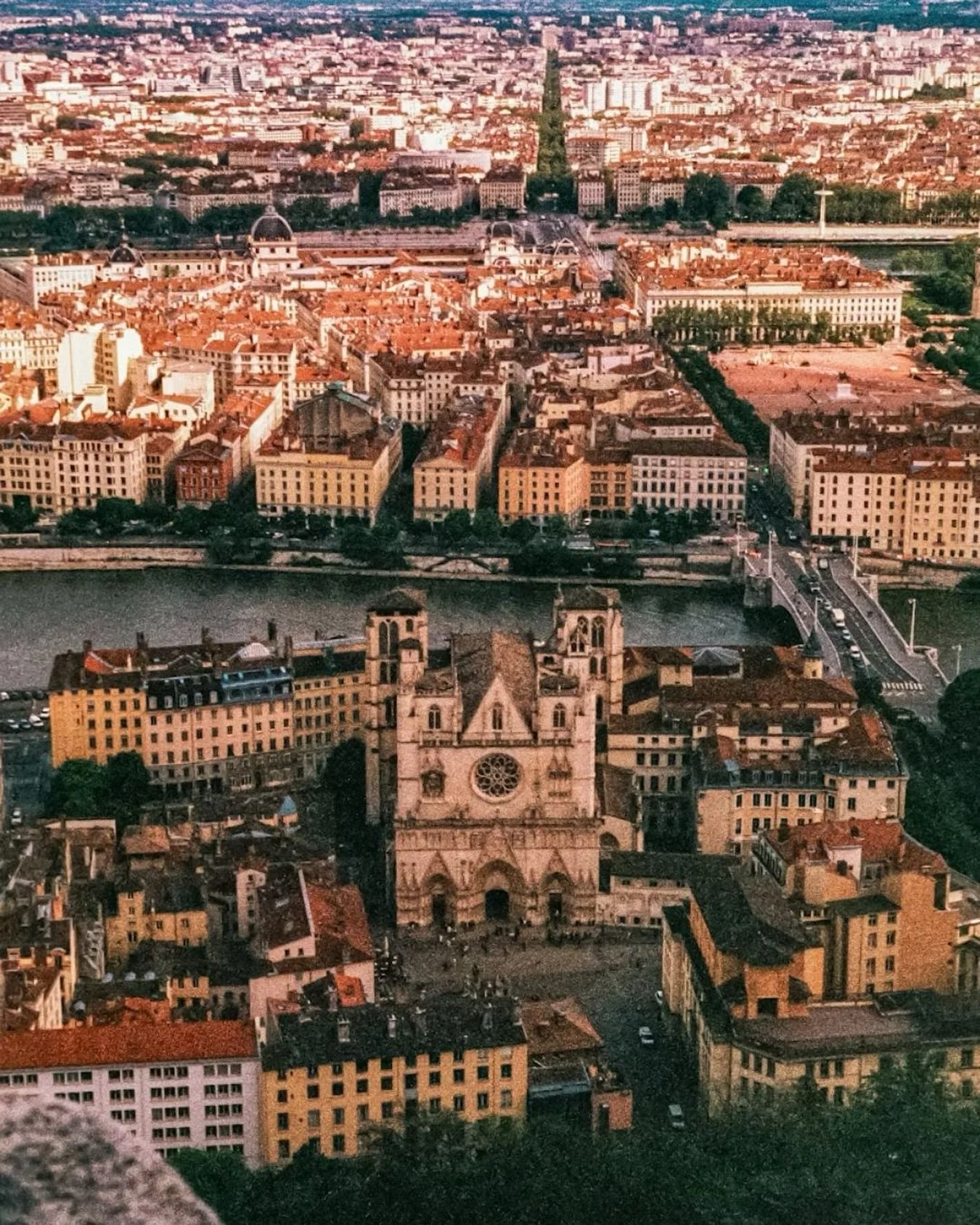 📍 Envie de vivre un moment unique &agrave; deux &agrave; Lyon ?

➡️ On t&rsquo;a pr&eacute;par&eacute; un guide des 11 choses &agrave; faire en amoureux dans la ville !

🍷 D&icirc;ner romantique, balade main dans la main, rooftop au coucher du sole