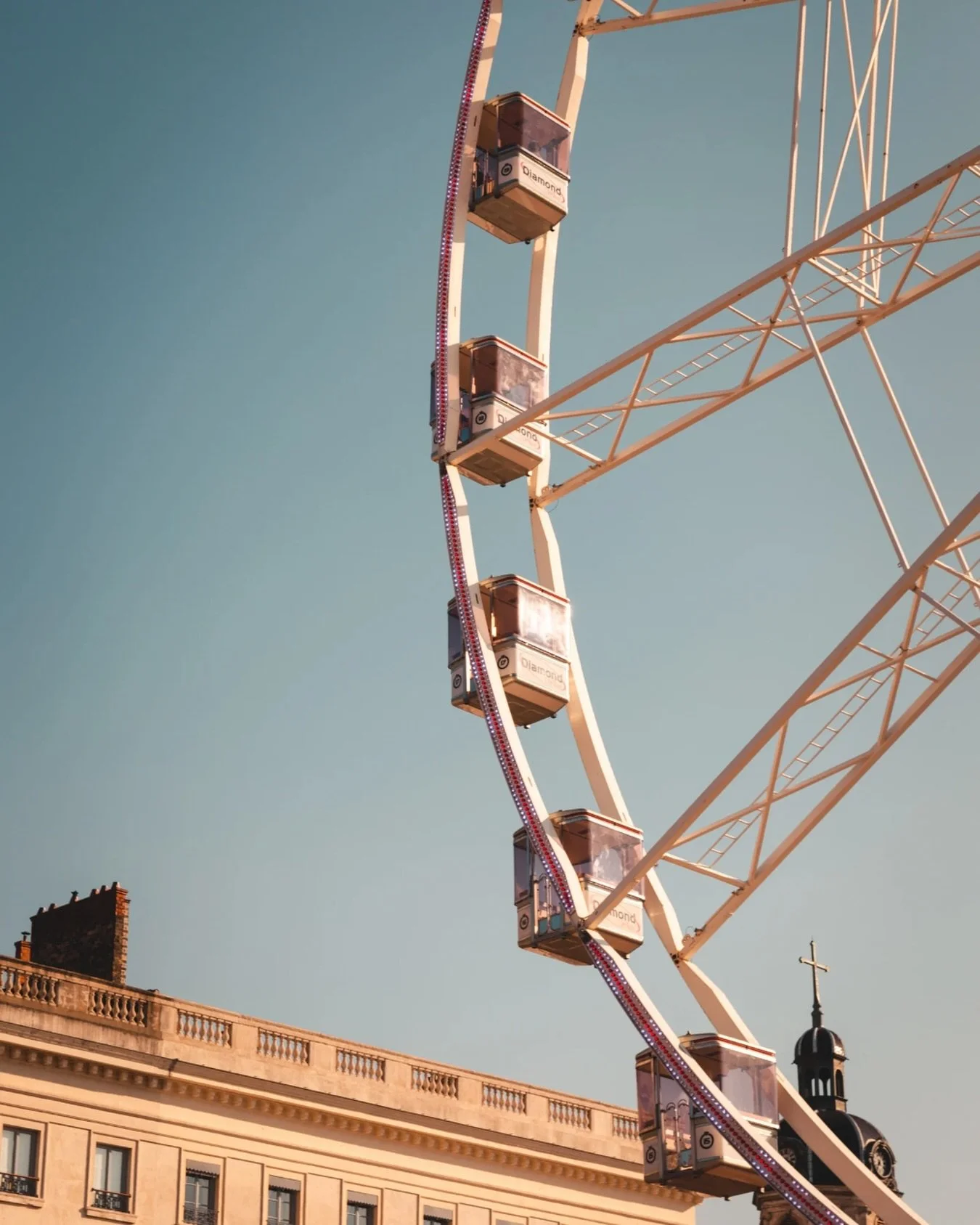 📍 Envie d&rsquo;une pause cocooning &agrave; Lyon ?

➡️ On vous a pr&eacute;par&eacute; un guide des meilleures adresses o&ugrave; boire un th&eacute; &agrave; Lyon ☕️

🫖 Th&eacute;s parfum&eacute;s, p&acirc;tisseries maison, fauteuils moelleux et 