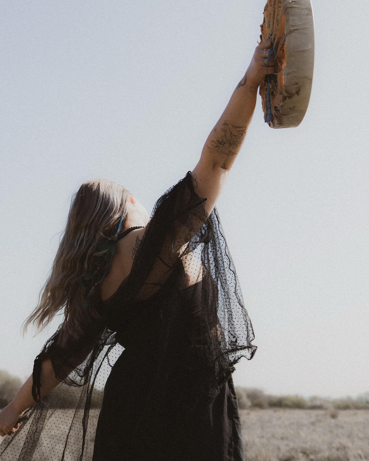 Happy Solstice ~ ⁣grateful for the cyclical non linear magic of life &hellip; spirals, sun and hayfever 🪶✨
⁣
Lots of love from me and the drum 

📸⁣ @aliceashley 
⁣
#summersolstice #wheeloftheyear #solsticeblessings #shamanicmagic #shamanicdrum