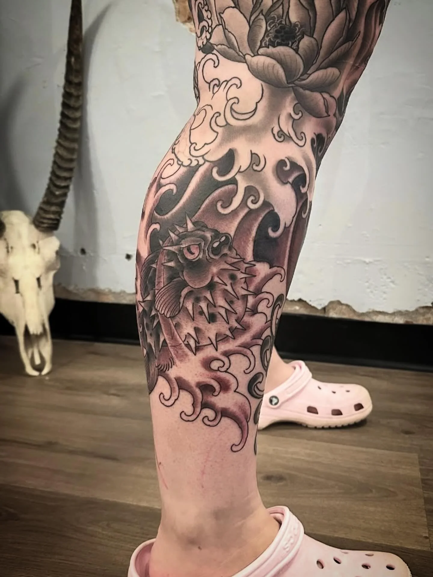 Awesome puffer fish addition by @bbrains on Skylar&rsquo;s leg! This sleeve is turning into something epic &mdash; can&rsquo;t wait to see it finished.🔥 Message Brayden directly for appointments.

#lethbridge #lethbridgetattoo #albertatattoo #holygh