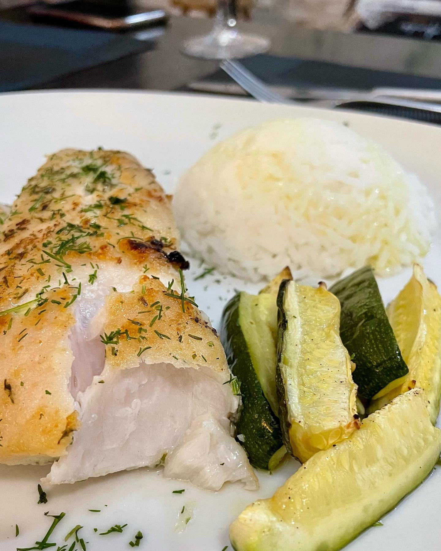 Au Steak House on mange du poisson aussi ! 🐟 demain c&rsquo;est vendredi, laissez-vous tenter &hellip; #fishday 

#restaurant #fish #monaco #cannes #frenchcuisine #foodie