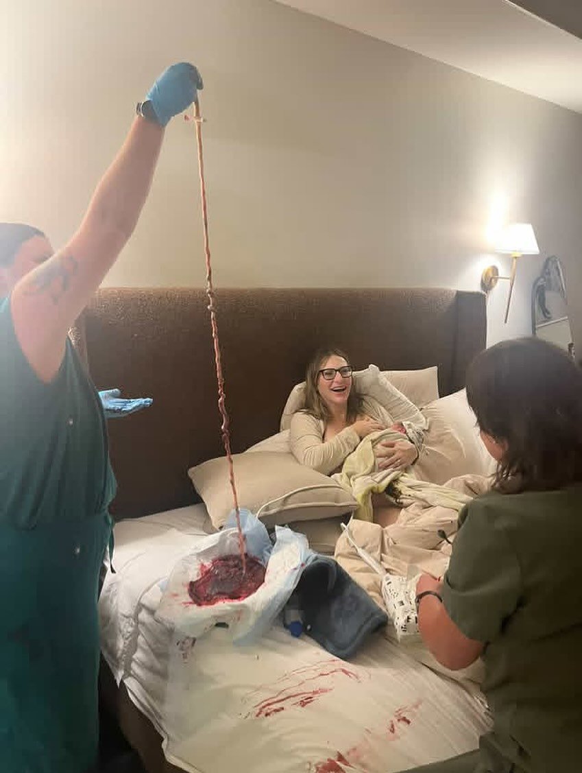 There&rsquo;s no feeling like snuggling your baby in your own bed newly postpartum. We love the joy in this photo, shared with permission from a past client. 

Check out how long that cord is! It also had a true knot. 

#musiccitymidwifery #musiccity