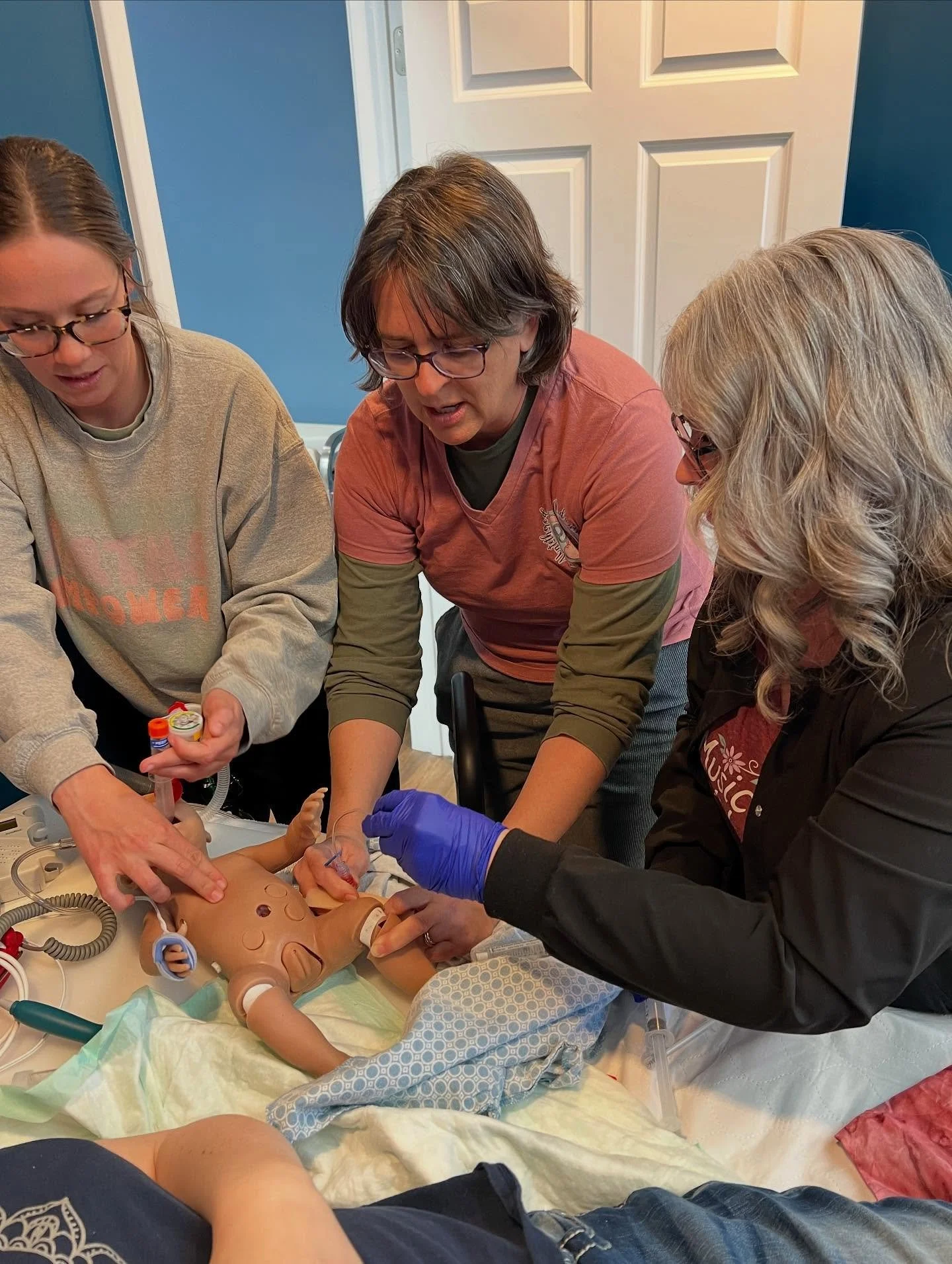 Licensed CPMs renew our Neonatal Resuscitation Protocol certification every 2 years, in addition to adult, child, and infant CPR. Yesterday midwife Jennifer and our incredible assistant Brooke had the opportunity to get theirs done with @midwivesunte