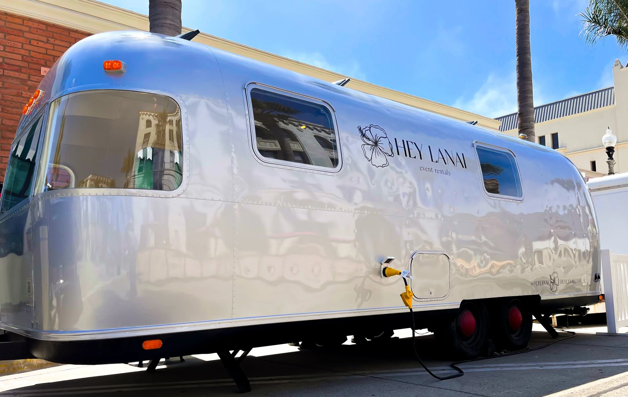 HeyLanai_NuiLoa_Bar-trailer_exterior3-2.jpg