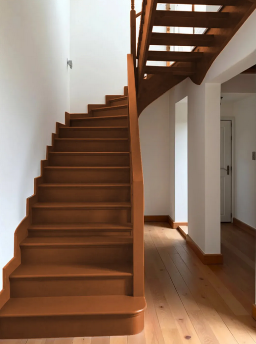 Escalier en bois dans une maison avec murs blancs et plancher en bois.
