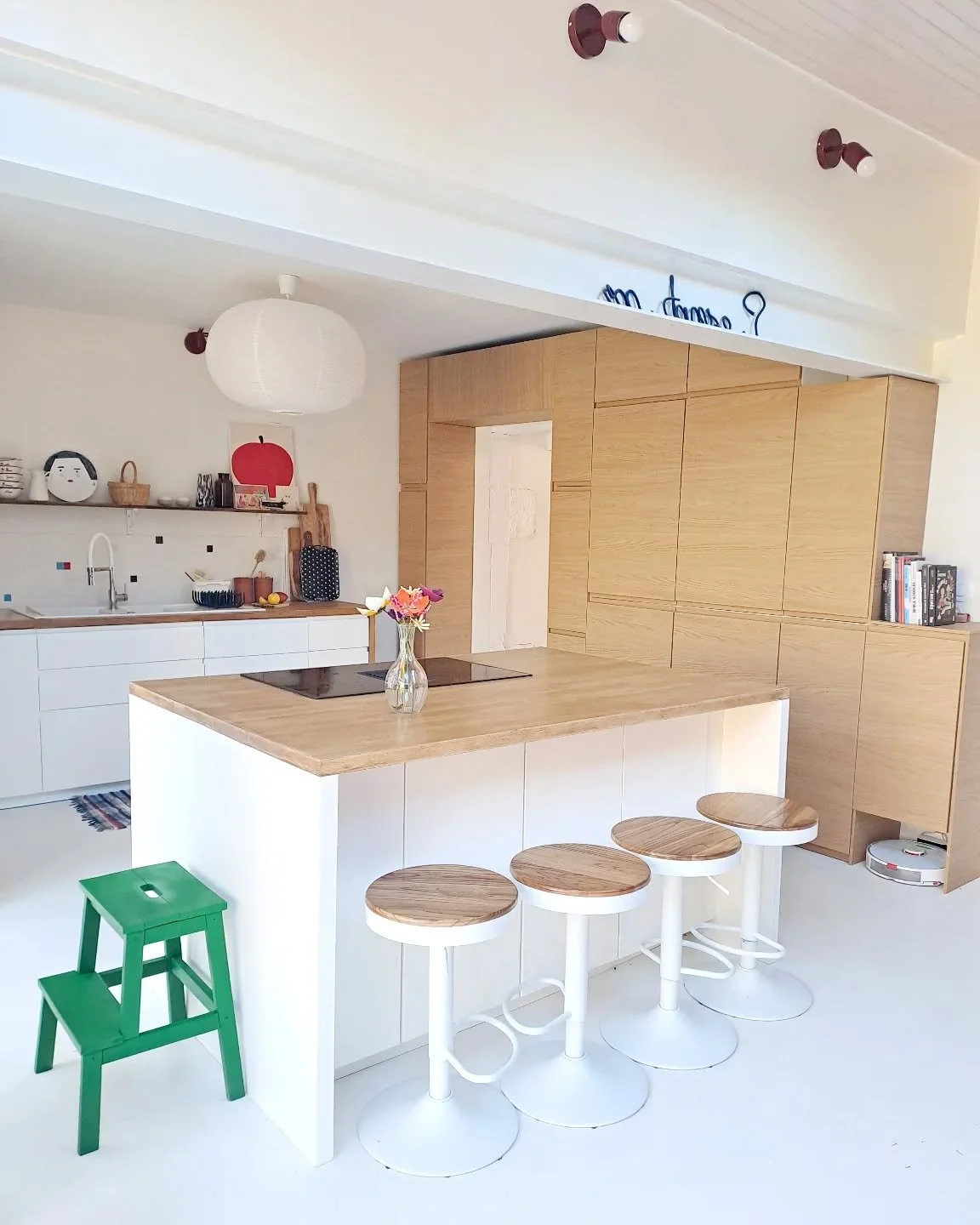 Home. 
Mon meuble semi sur mesure termin&eacute;. Tellement pratique au quotidien. 
Pour parvenir &agrave; l'harmonie que j'avais en t&ecirc;te j'ai ponc&eacute; les plans de travail pour trouver une teinte de bois se rapprochant des meubles hauts. 
