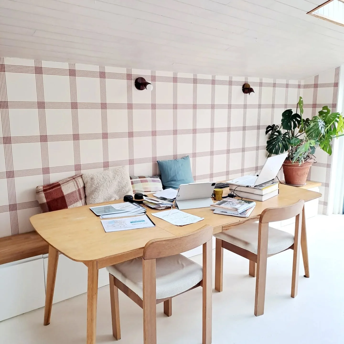 Bienvenue dans les coulisses de Maison P&eacute;pita. 
Il fait pas un peu r&ecirc;ver mon bureau? 
Oui c'est aussi ma salle &agrave; manger, ma table d'arts plastiques, mon &eacute;tendoir a linges, c'est tout &ccedil;a &agrave; la fois et c'est pour