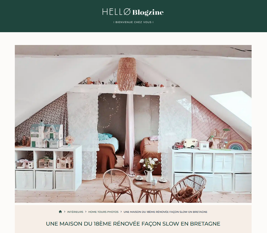 Une pièce de maison avec deux petits lits séparés, décorée de manière chaleureuse avec des jouets, des poupées, des maisons miniatures et des meubles en bois, ambiance cosy et accueillante.