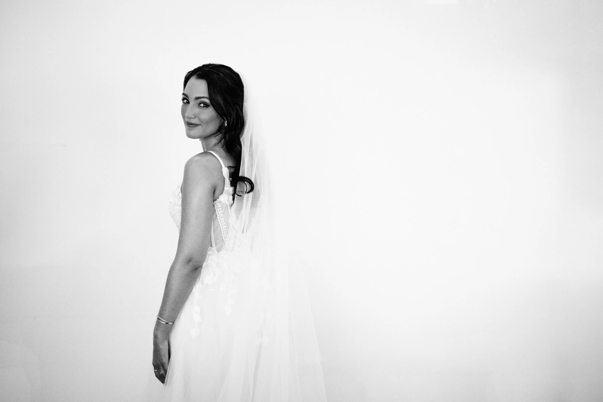 Noiva sorridente de vestido de casamento em Lisboa, fotografia clássica em preto e branco