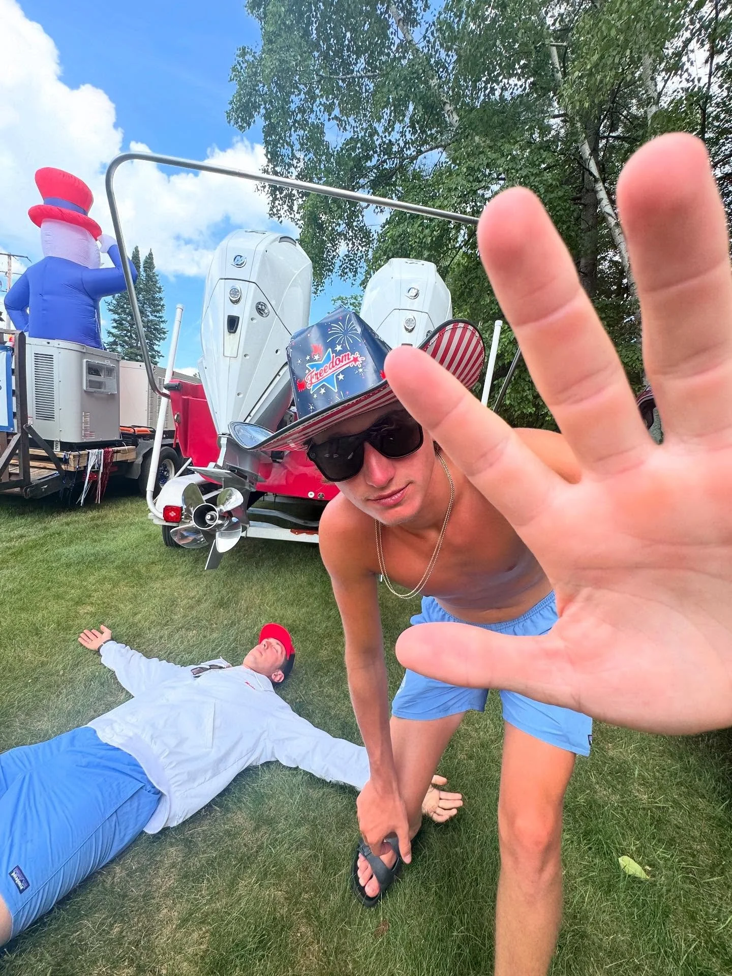 ⚠️ Whatever you do, don&rsquo;t try to order nachos while boat driving ⚠️ #skiyalater