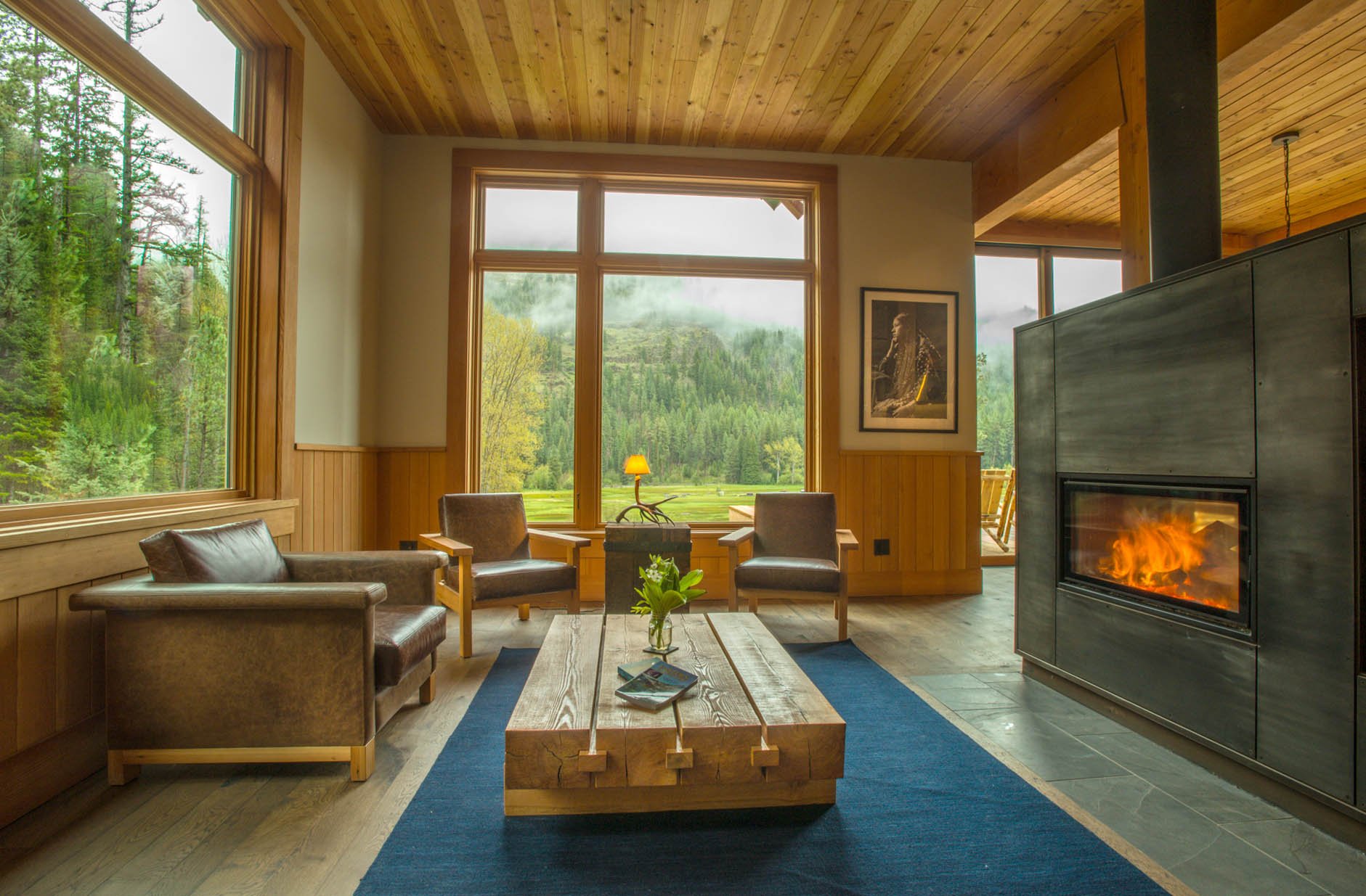 Minam_Lodge_Interior_Lounge1_Evan_Schneider.jpg